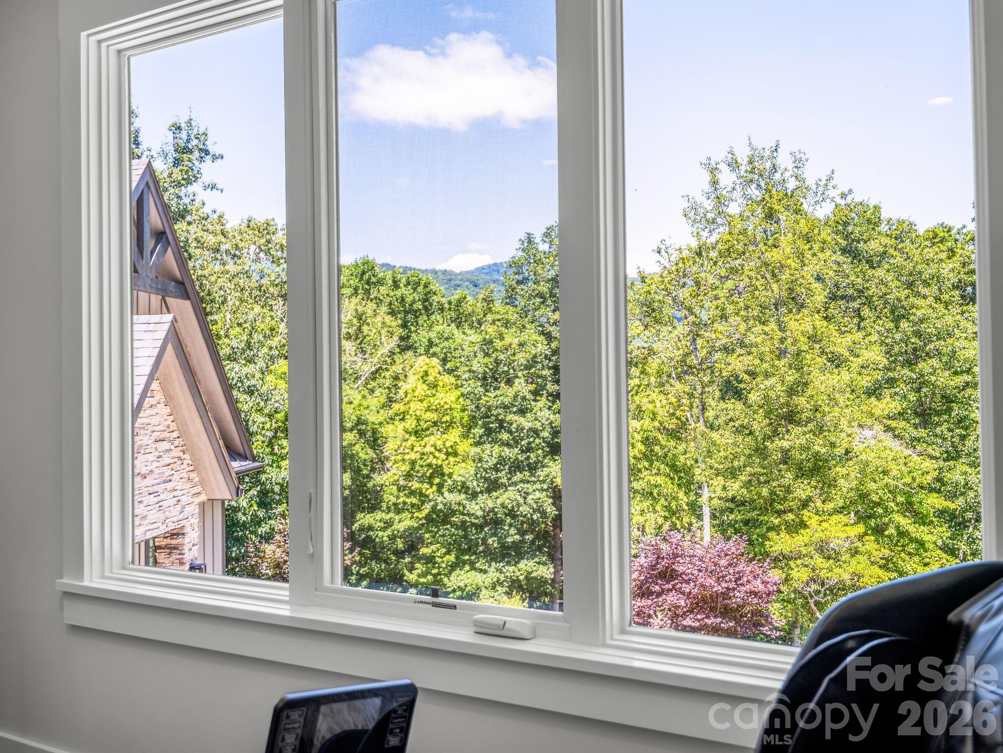 8 Lakeview Drive — Fairview