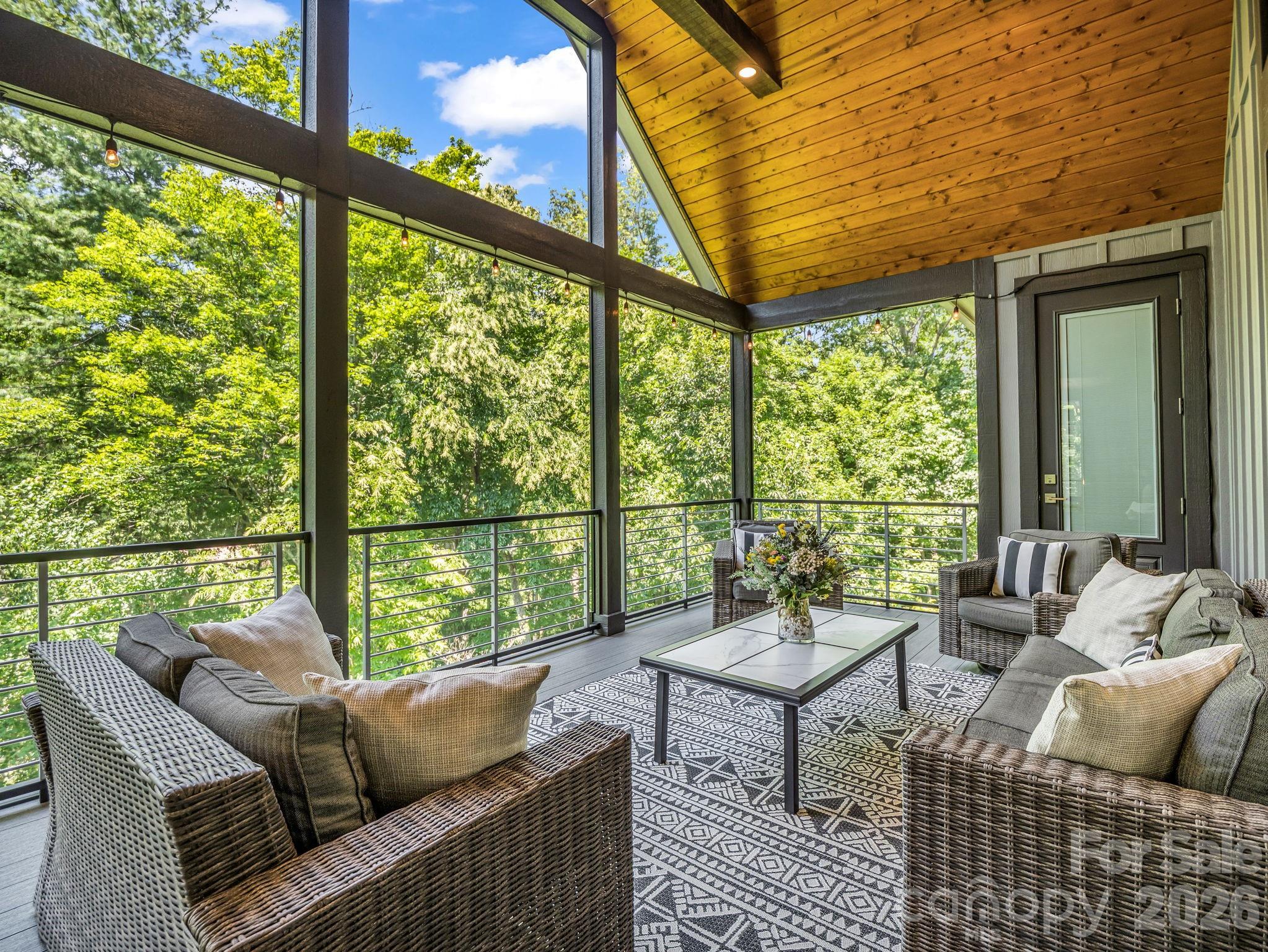 8 Lakeview Drive — Fairview
