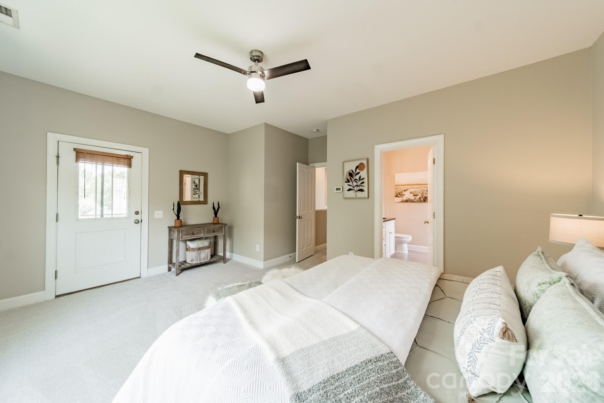 10236 Vanguard Parkway — Huntersville