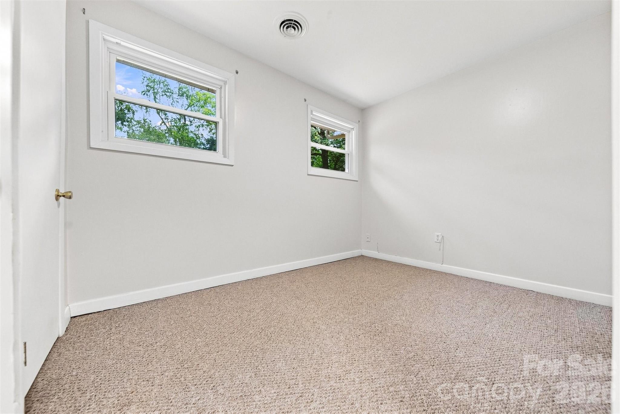 1518 11th Street NW — Hickory