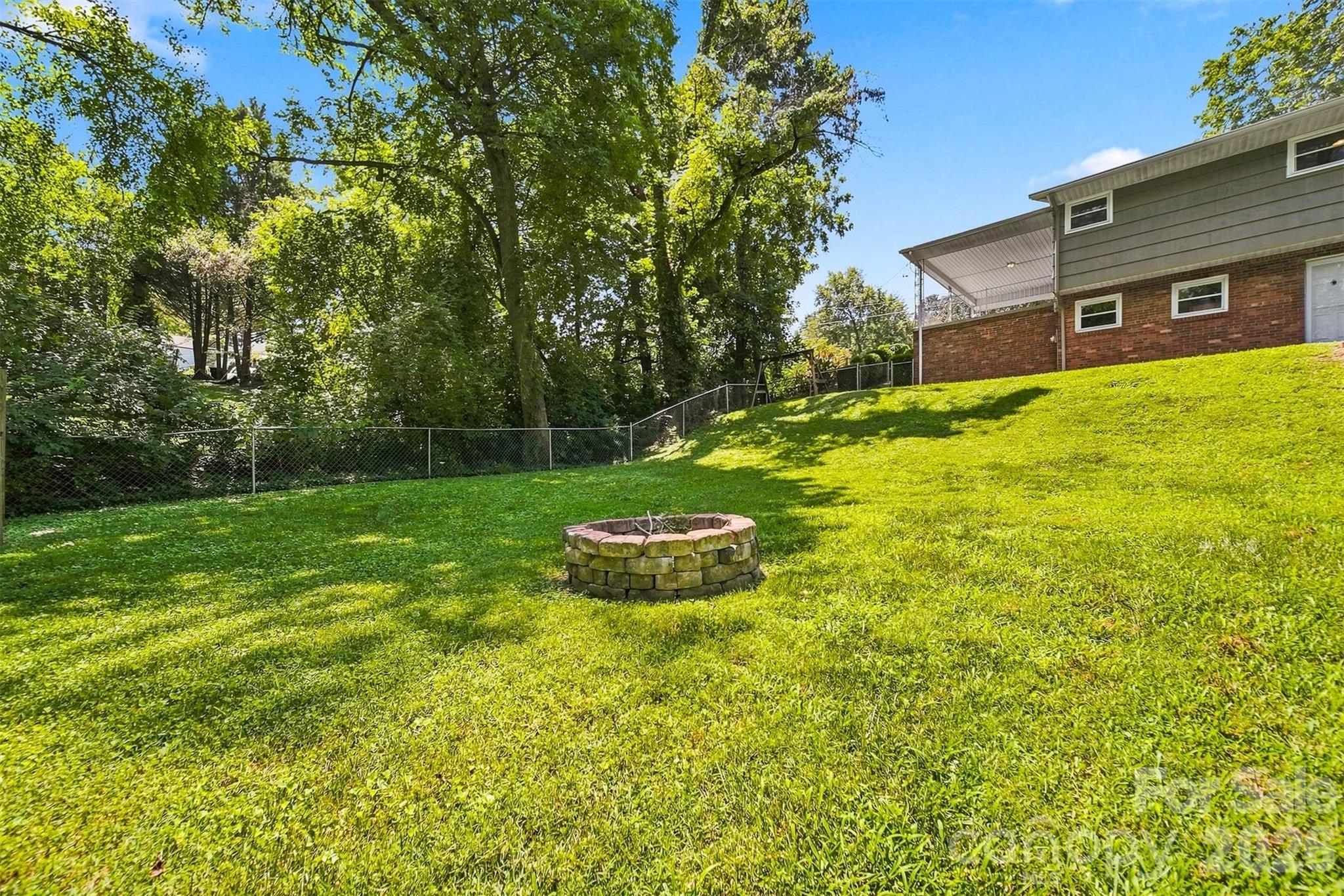 1518 11th Street NW — Hickory
