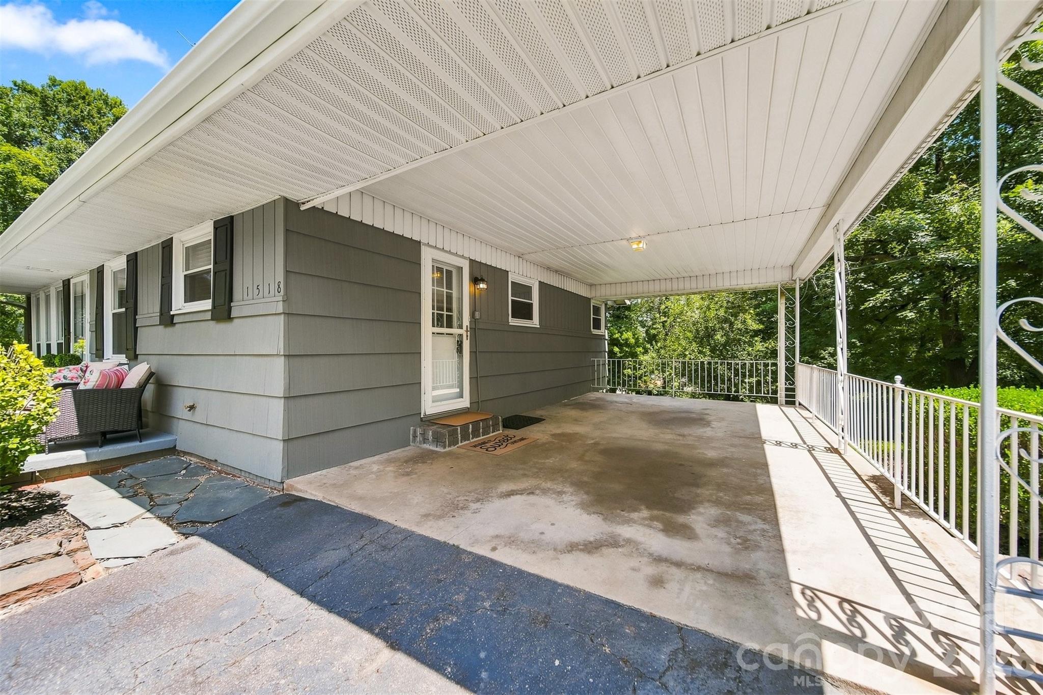 1518 11th Street NW — Hickory