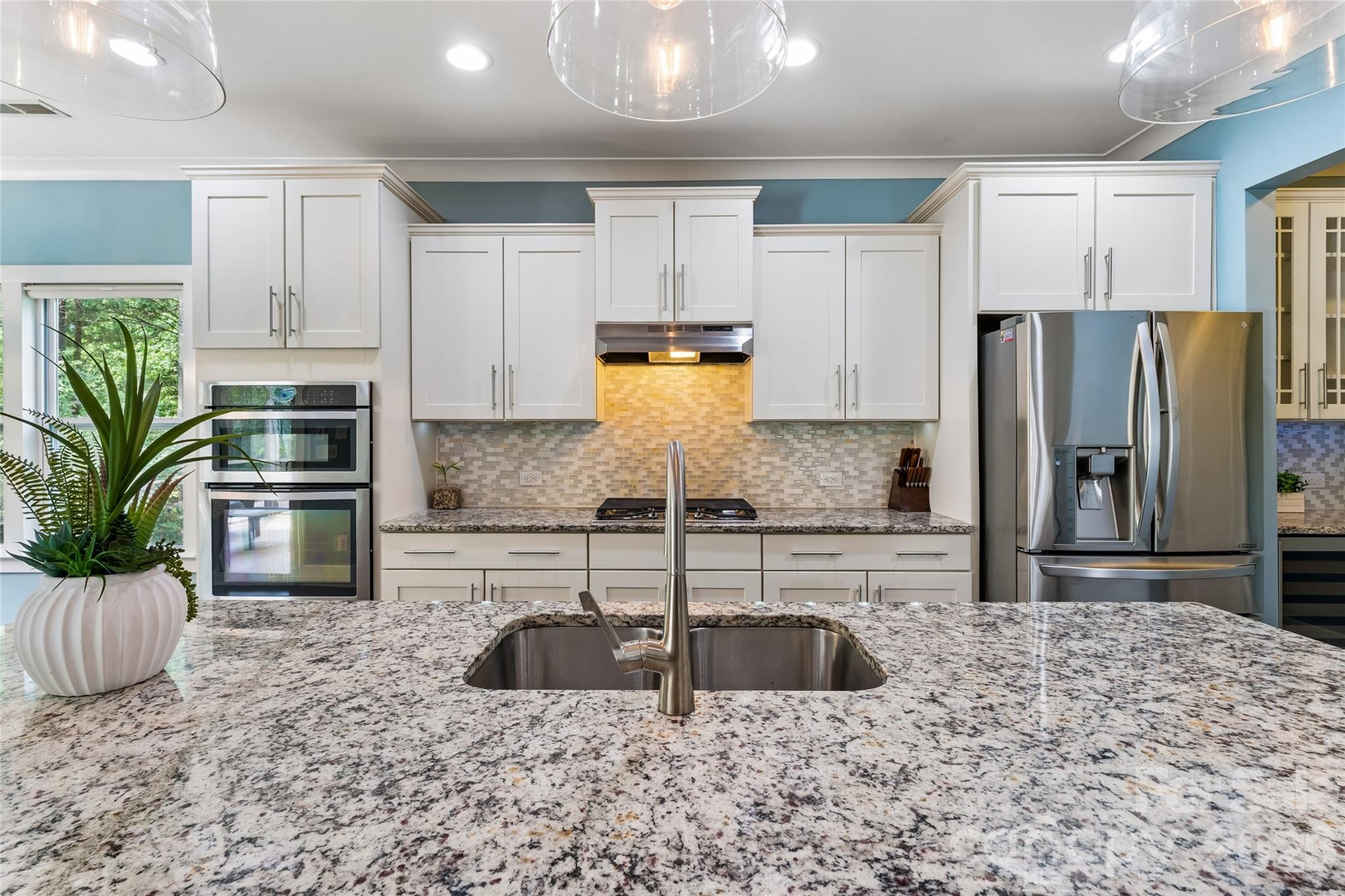 10177 Lakeshore Drive — Lancaster