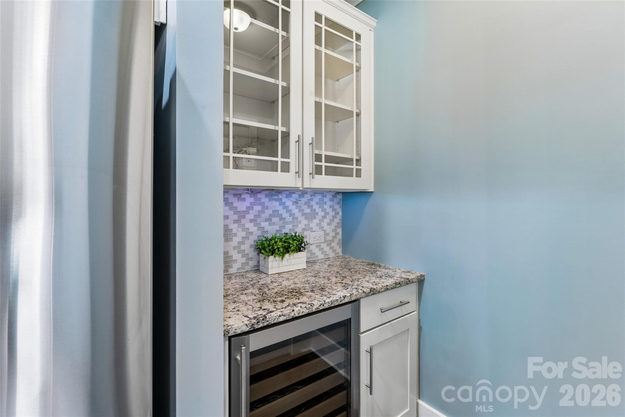 10177 Lakeshore Drive — Lancaster