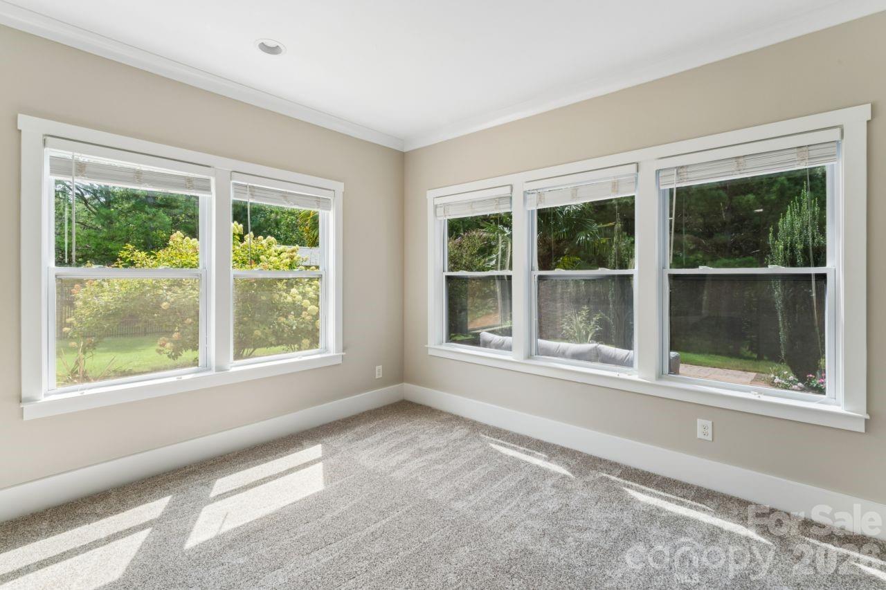10177 Lakeshore Drive — Lancaster