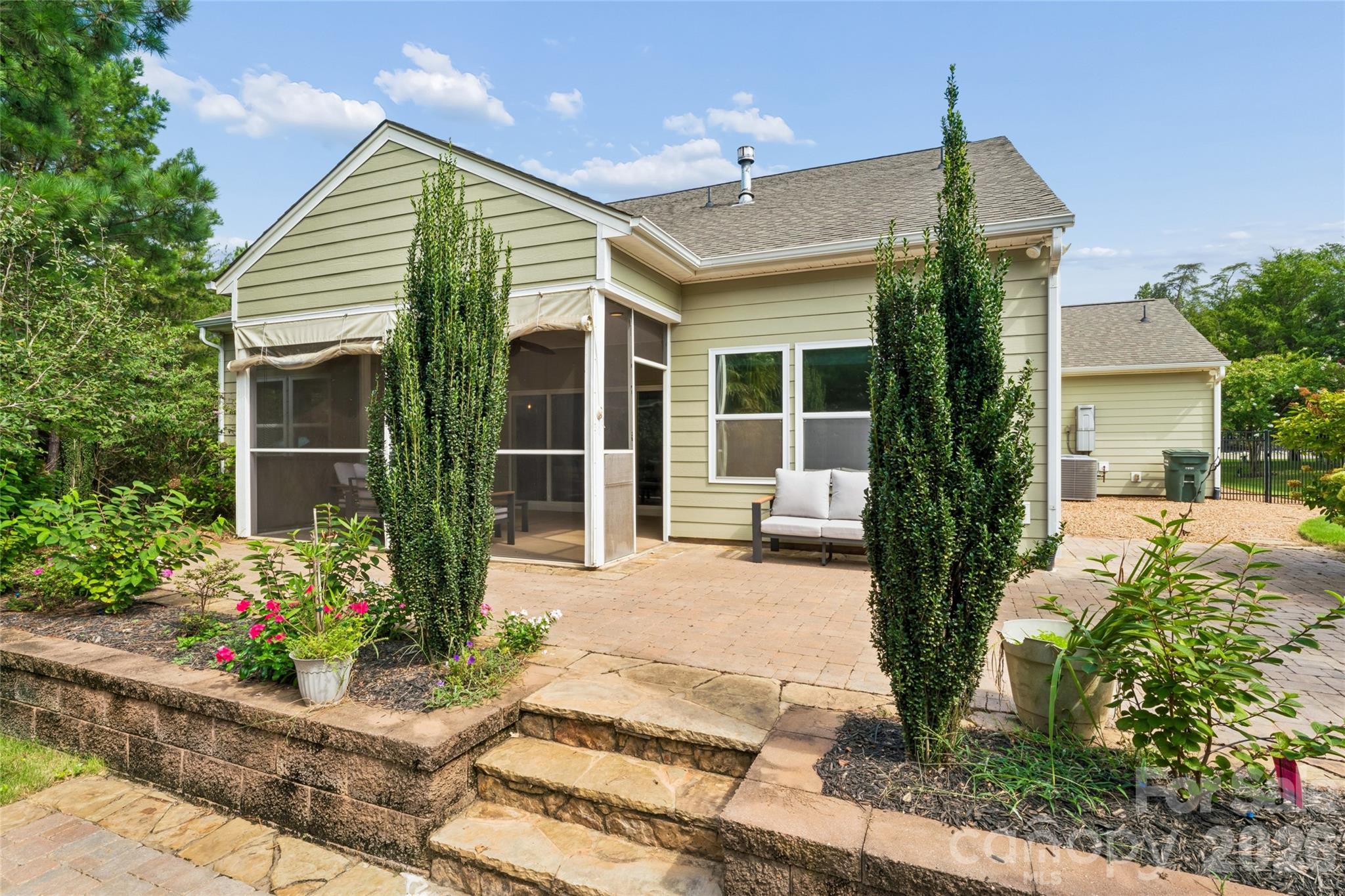 10177 Lakeshore Drive — Lancaster