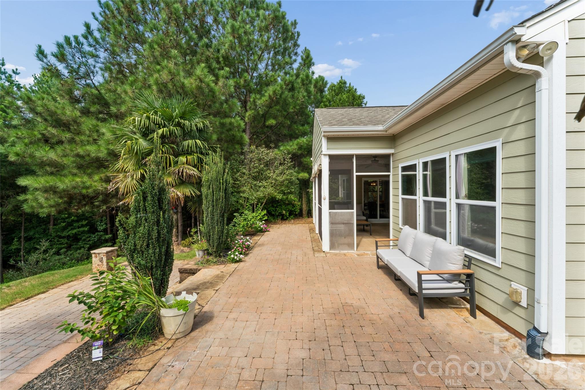 10177 Lakeshore Drive — Lancaster