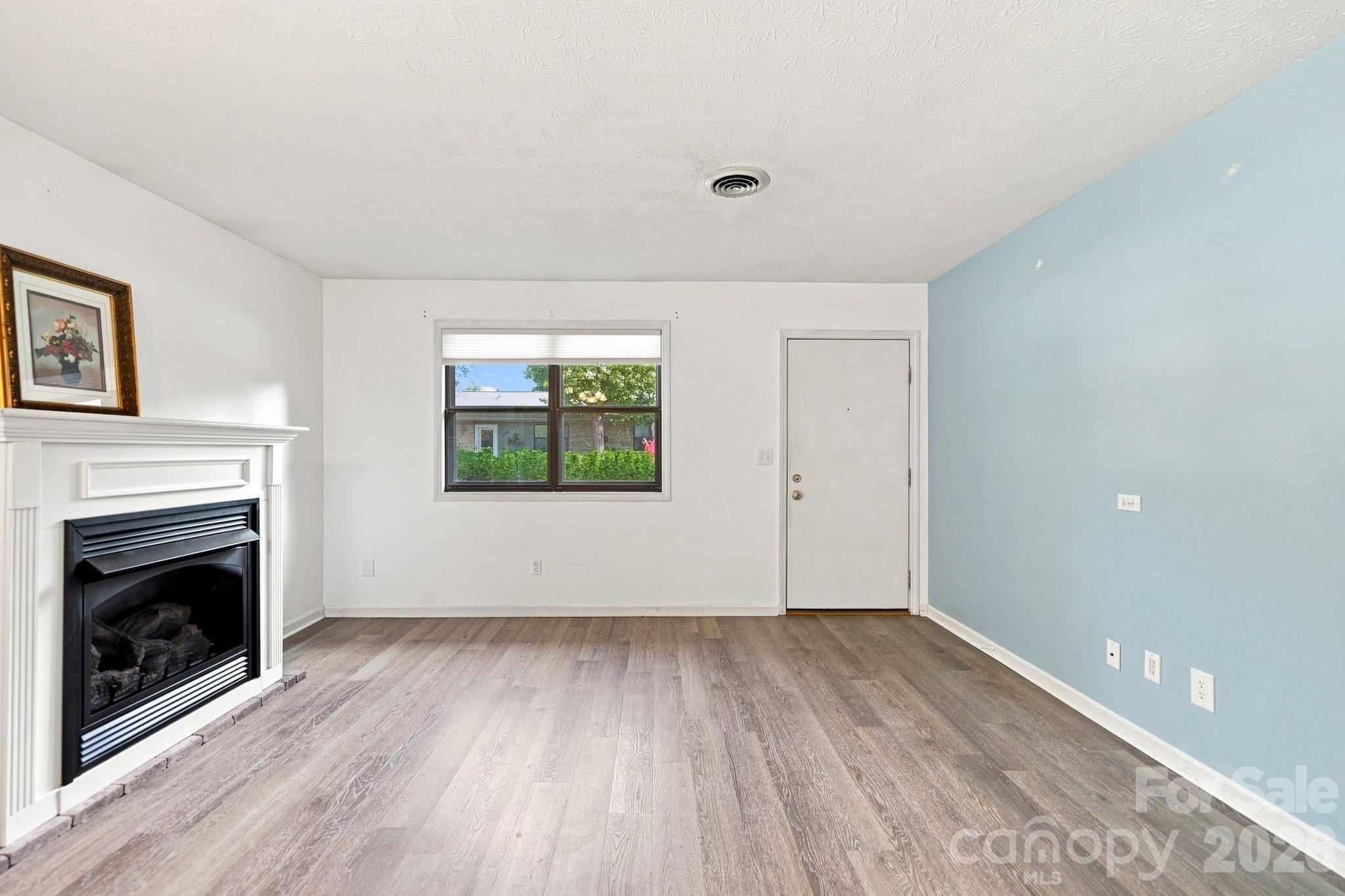 703 Farmington Circle — Hendersonville