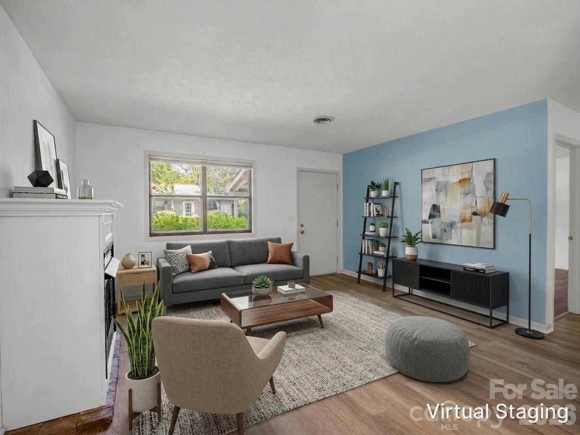 703 Farmington Circle — Hendersonville
