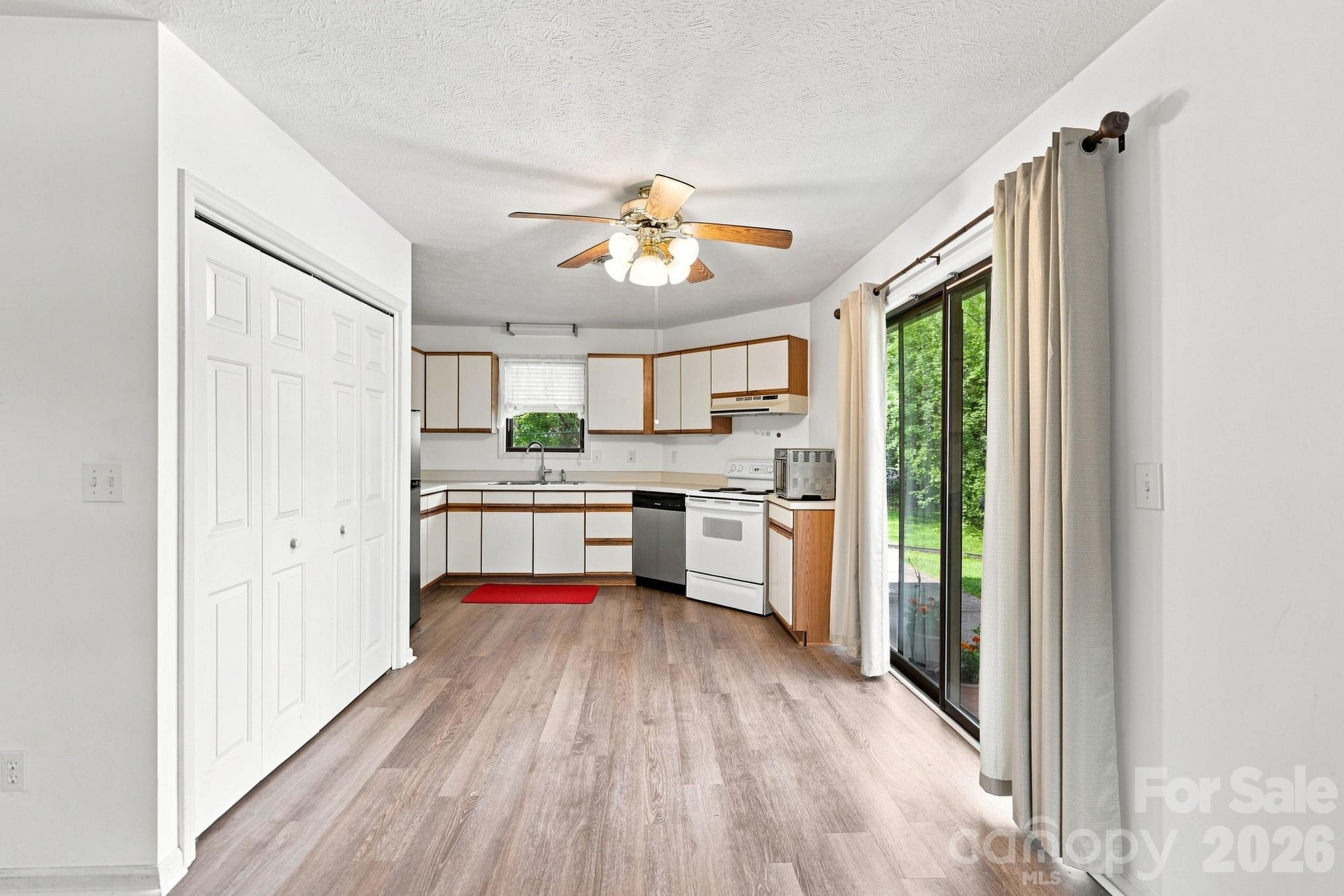 703 Farmington Circle — Hendersonville