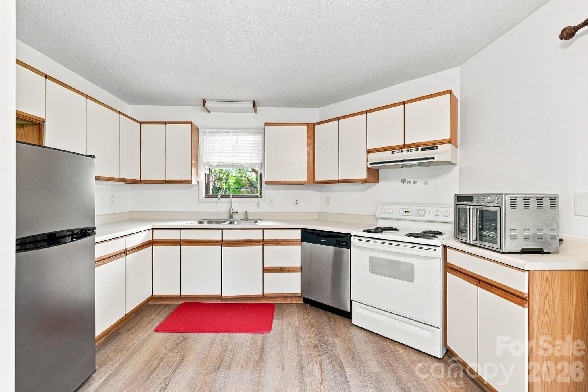 703 Farmington Circle — Hendersonville