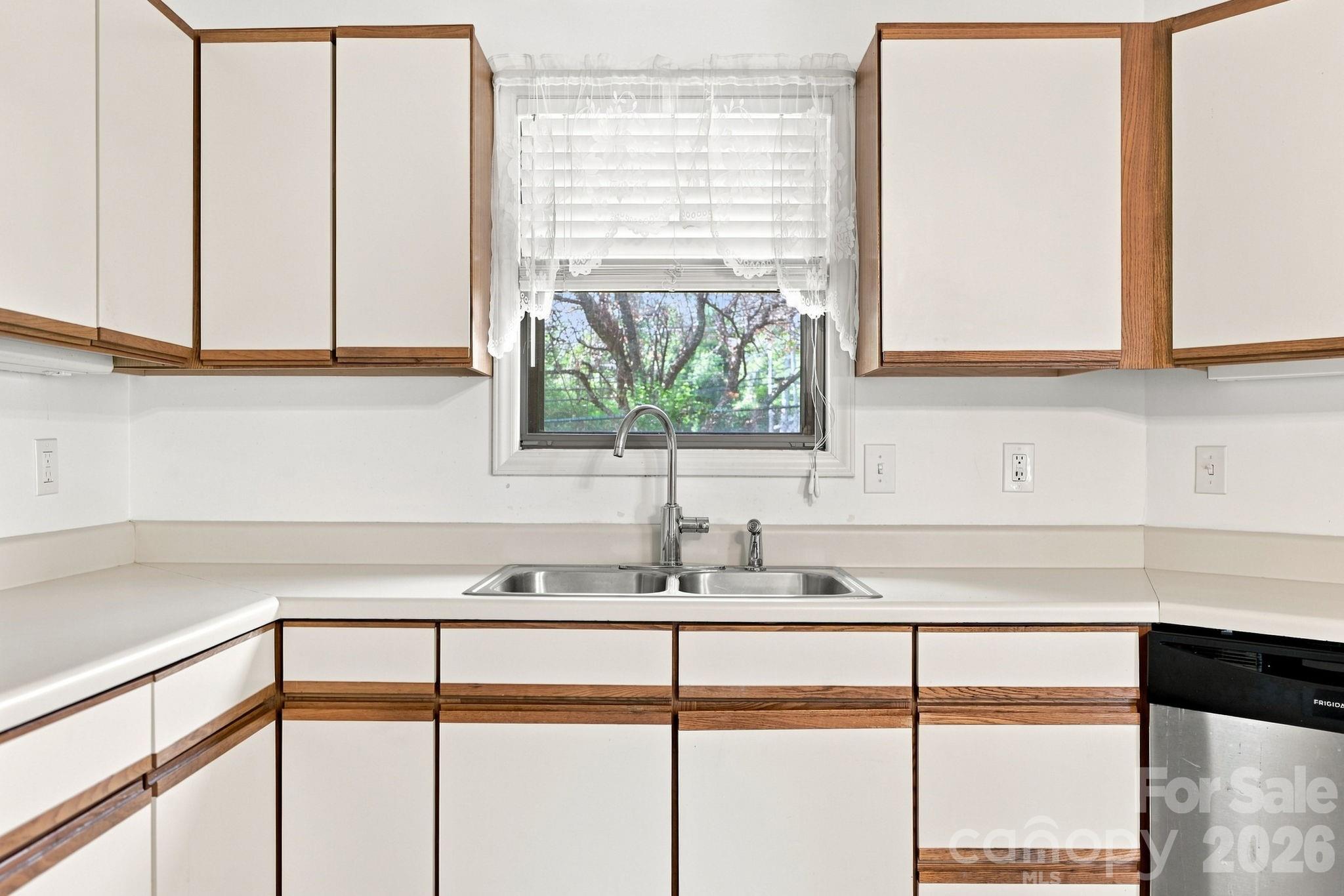 703 Farmington Circle — Hendersonville