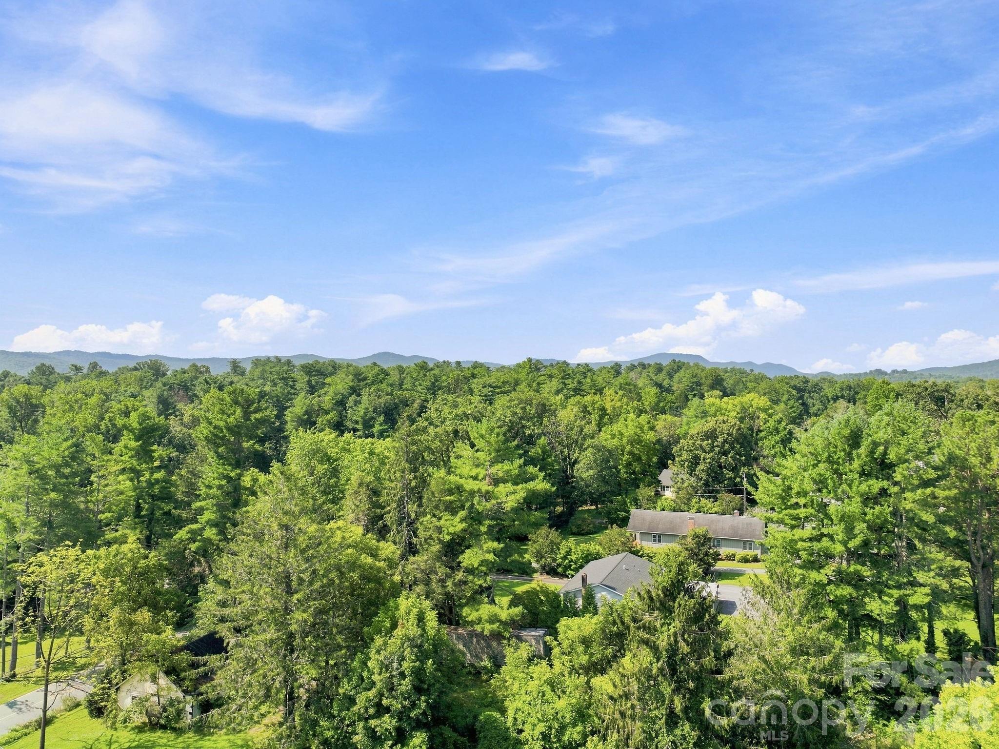 703 Farmington Circle — Hendersonville