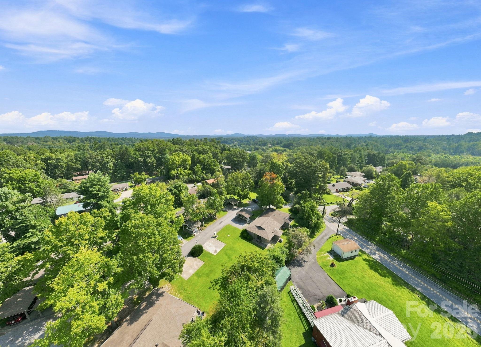 703 Farmington Circle — Hendersonville