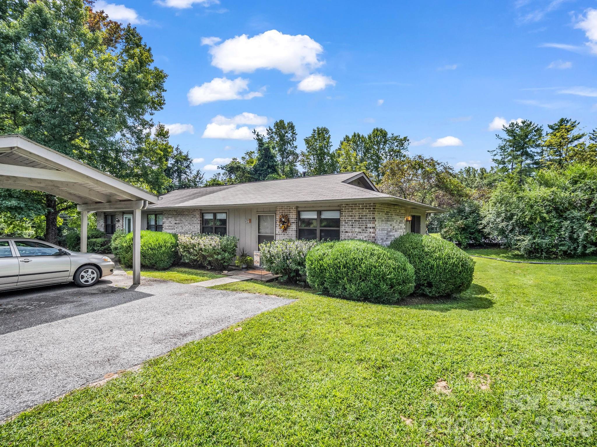 703 Farmington Circle — Hendersonville