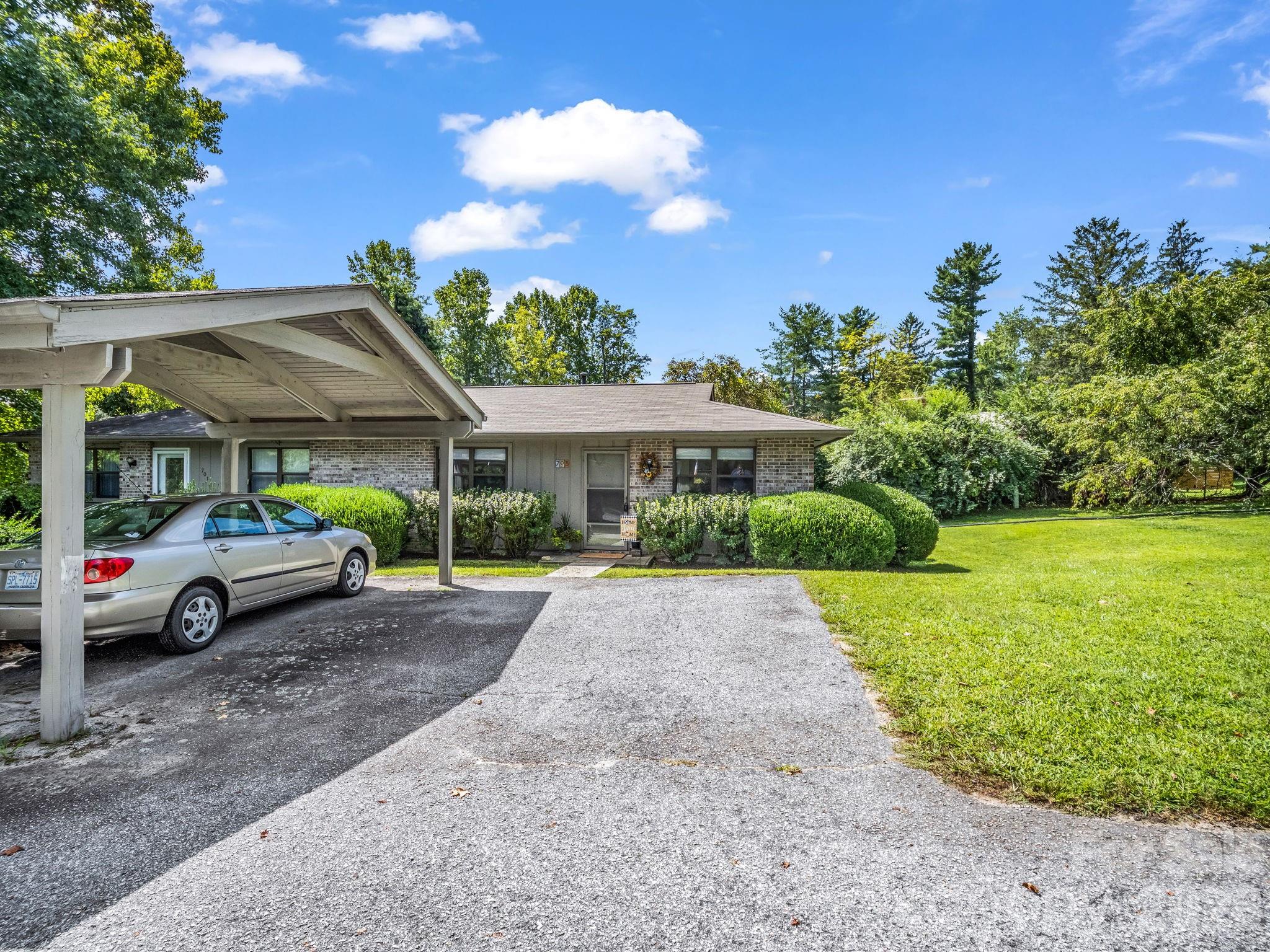 703 Farmington Circle — Hendersonville