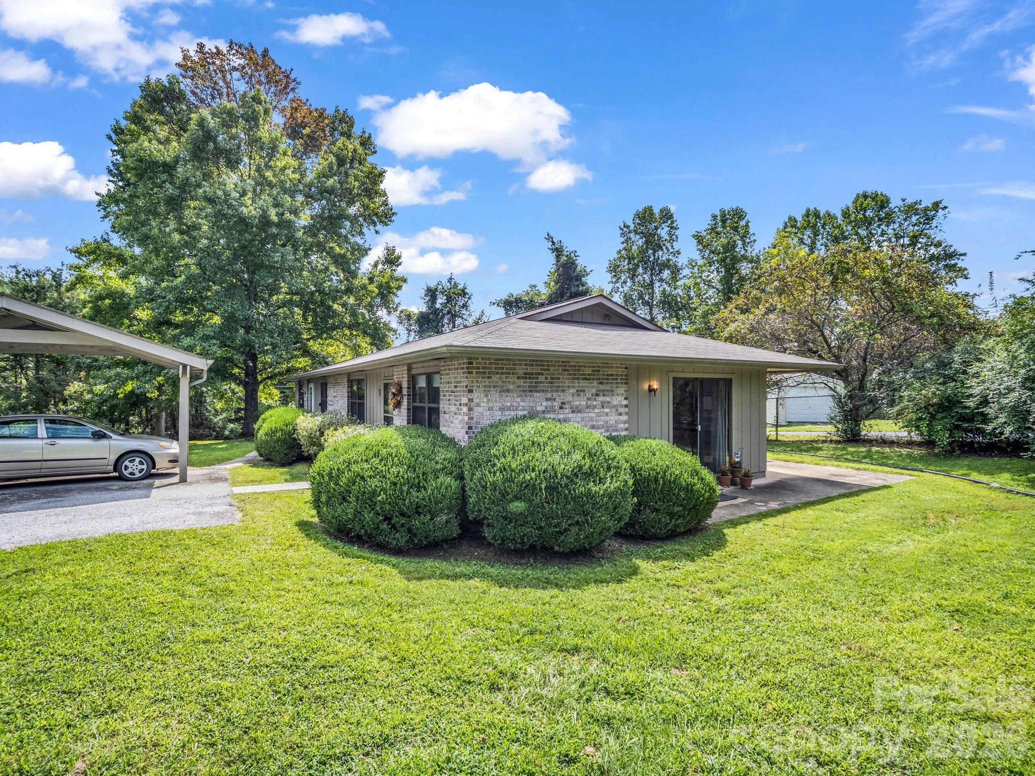 703 Farmington Circle — Hendersonville