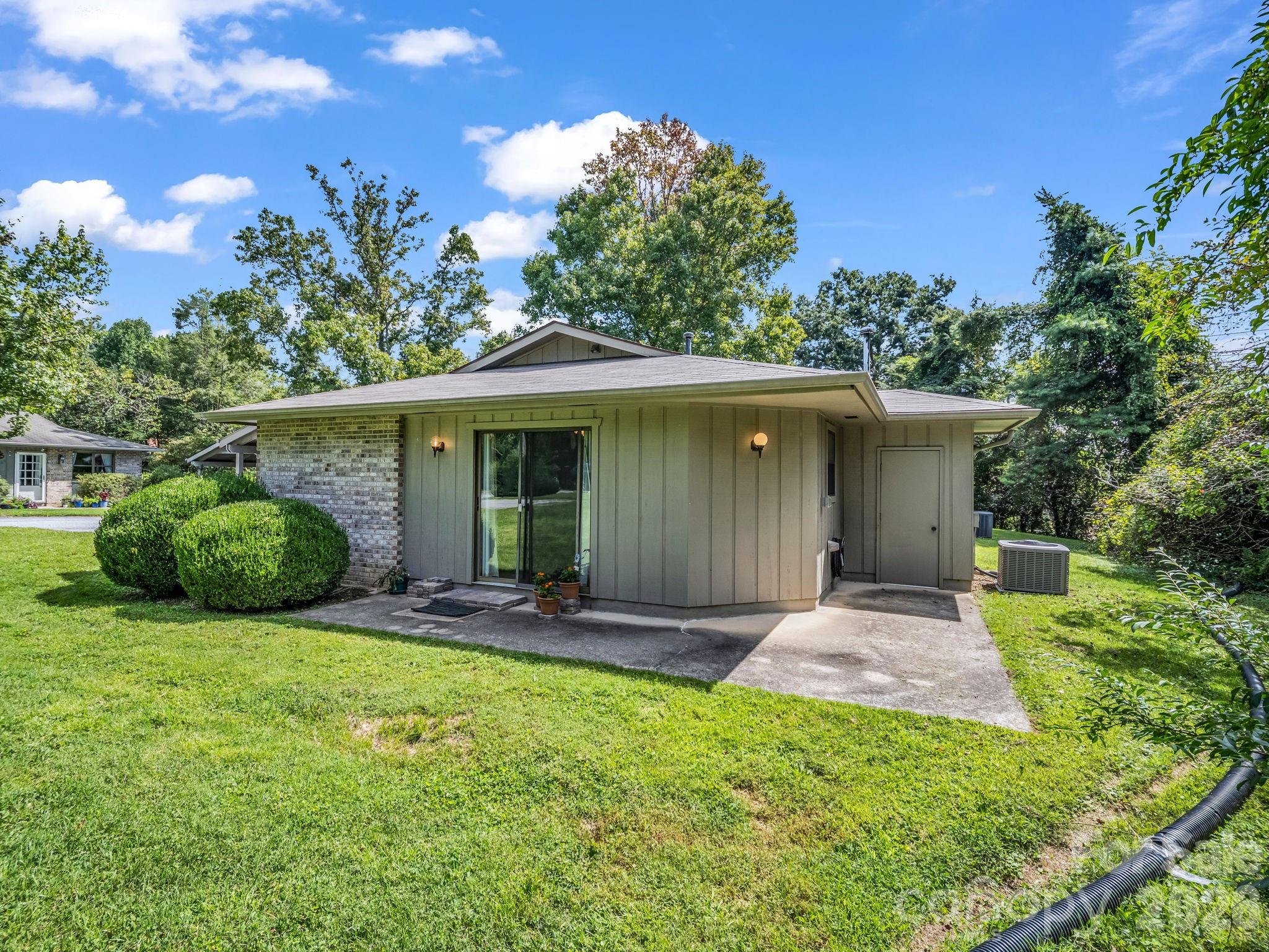703 Farmington Circle — Hendersonville
