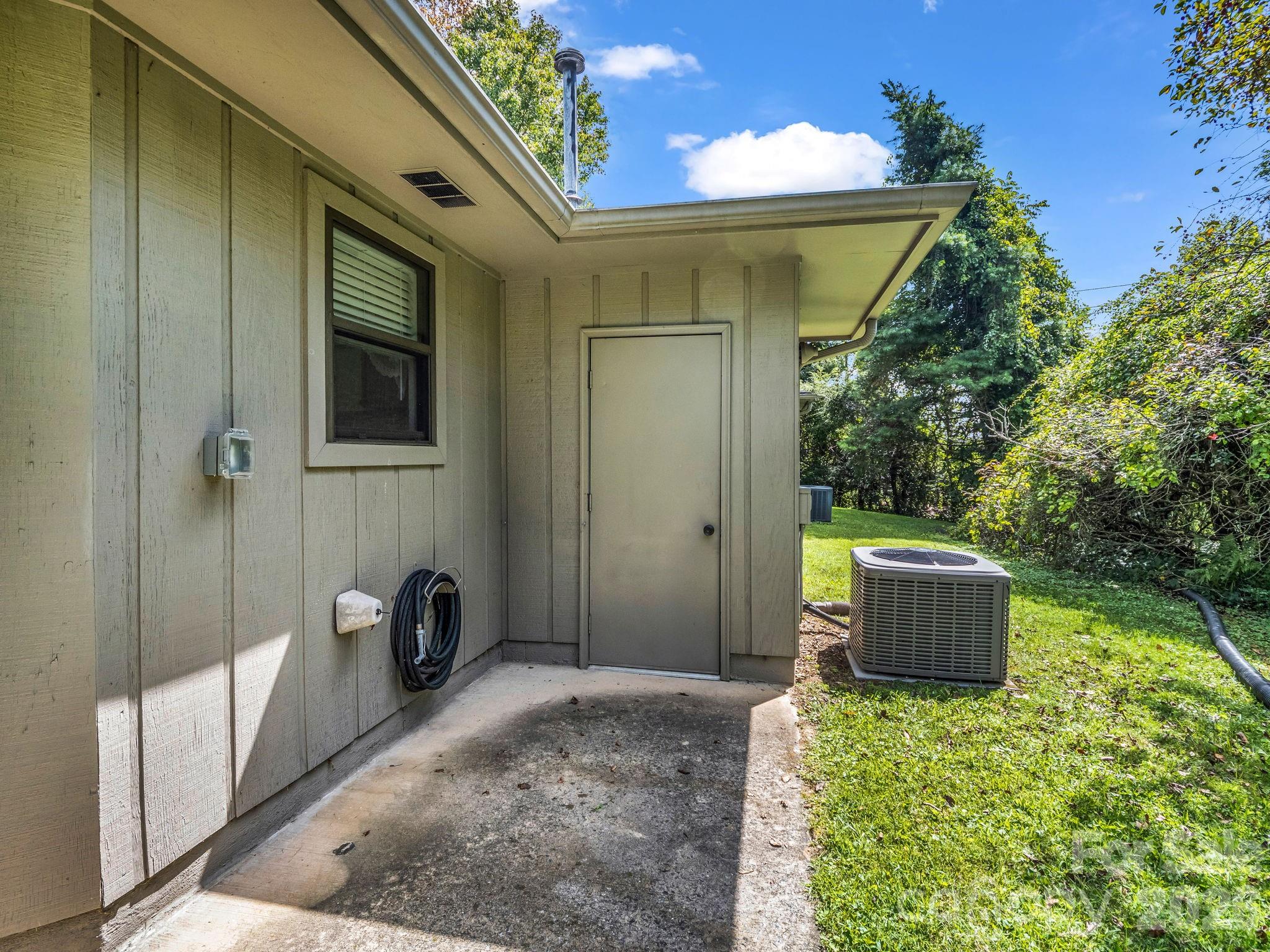 703 Farmington Circle — Hendersonville