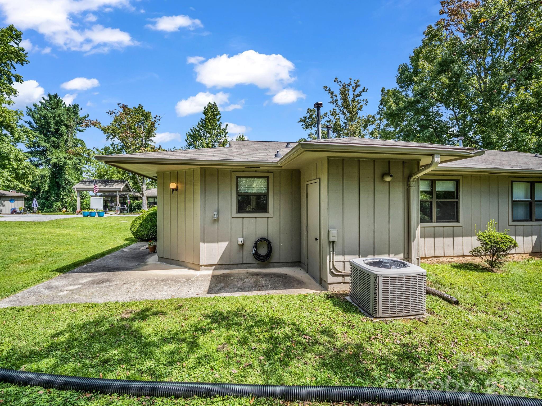 703 Farmington Circle — Hendersonville