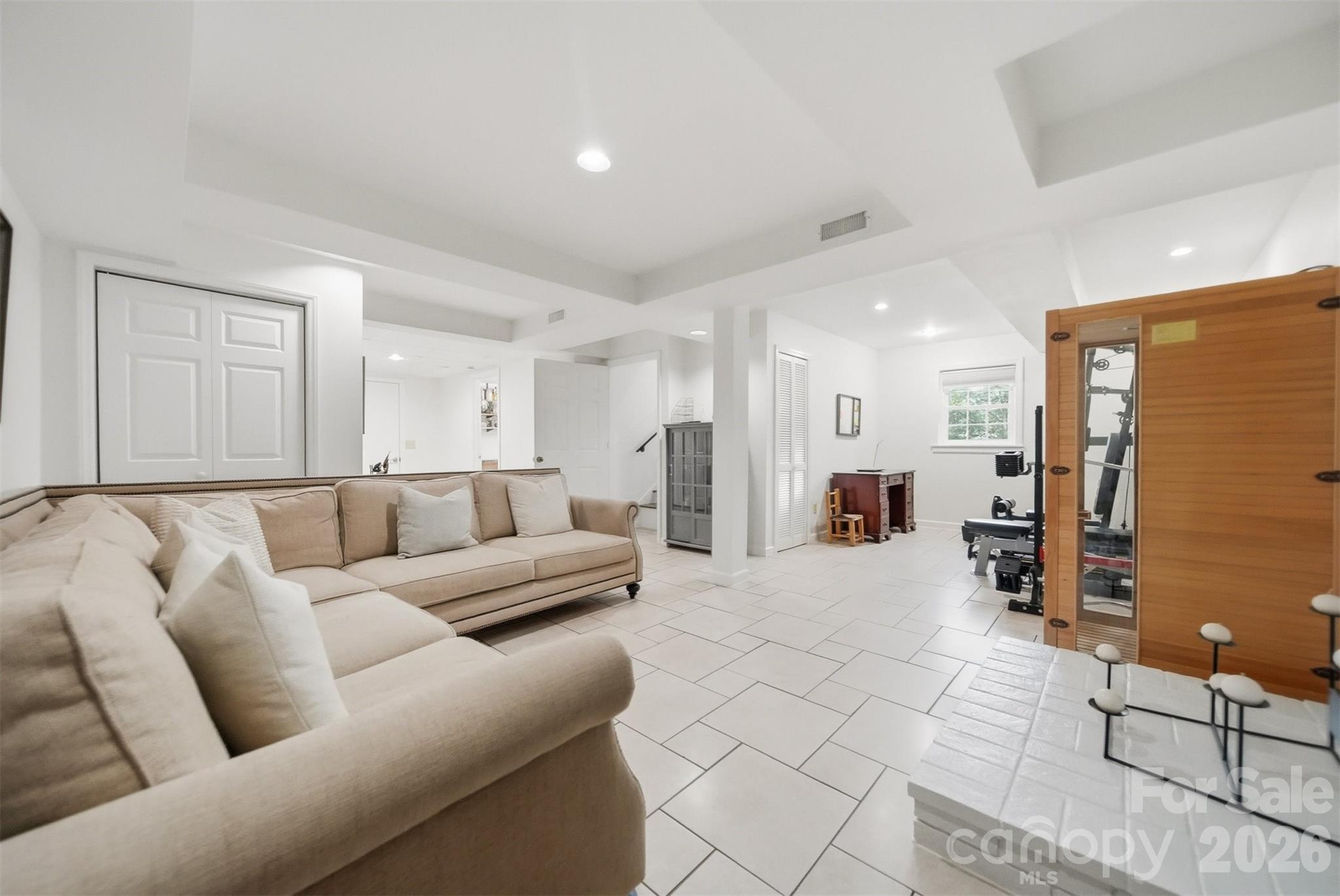 4536 Kings Court — Hickory