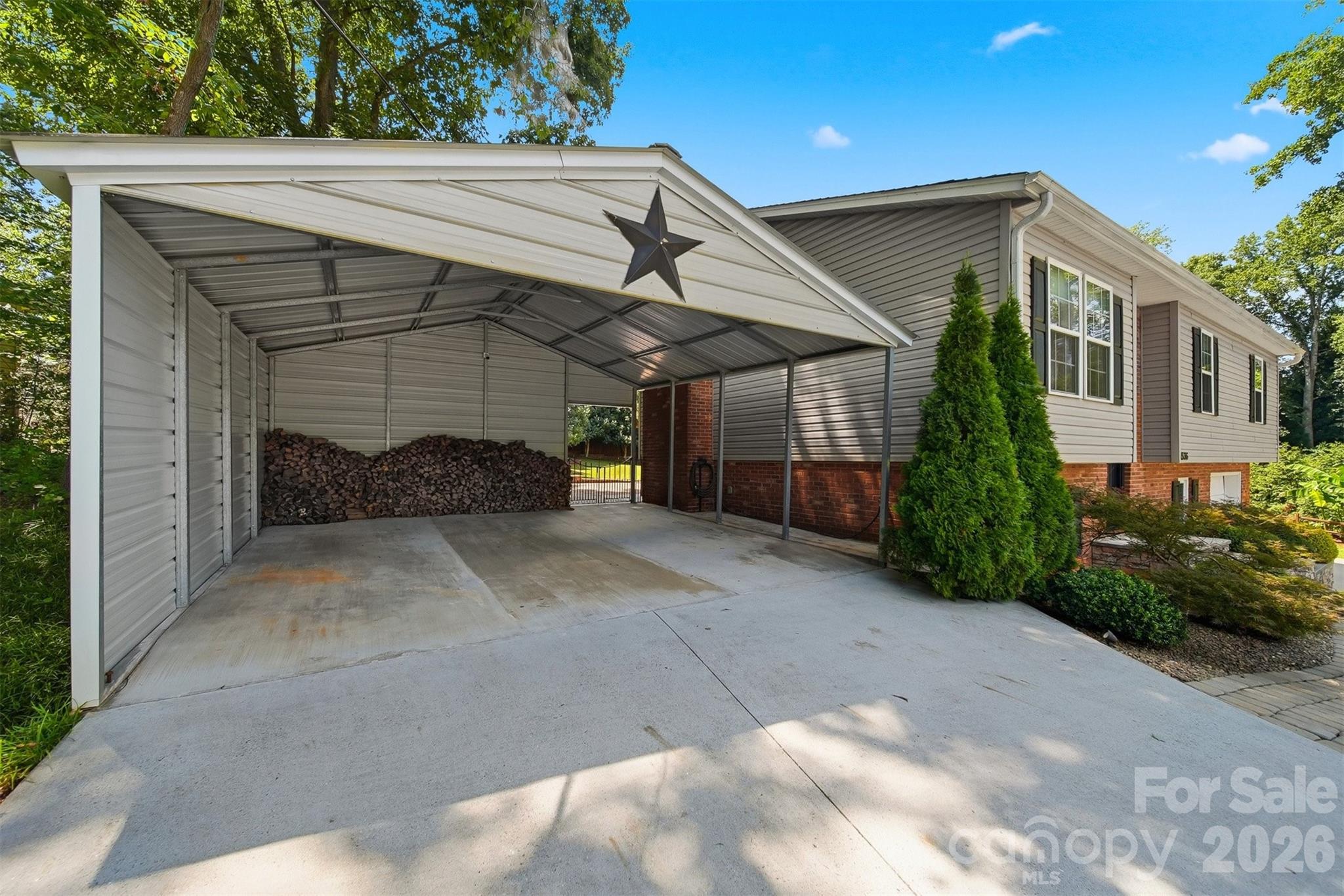 4536 Kings Court — Hickory