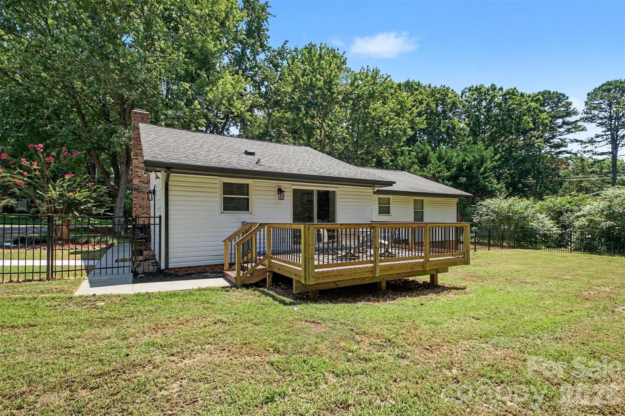 8319 Vagabond Road — Charlotte