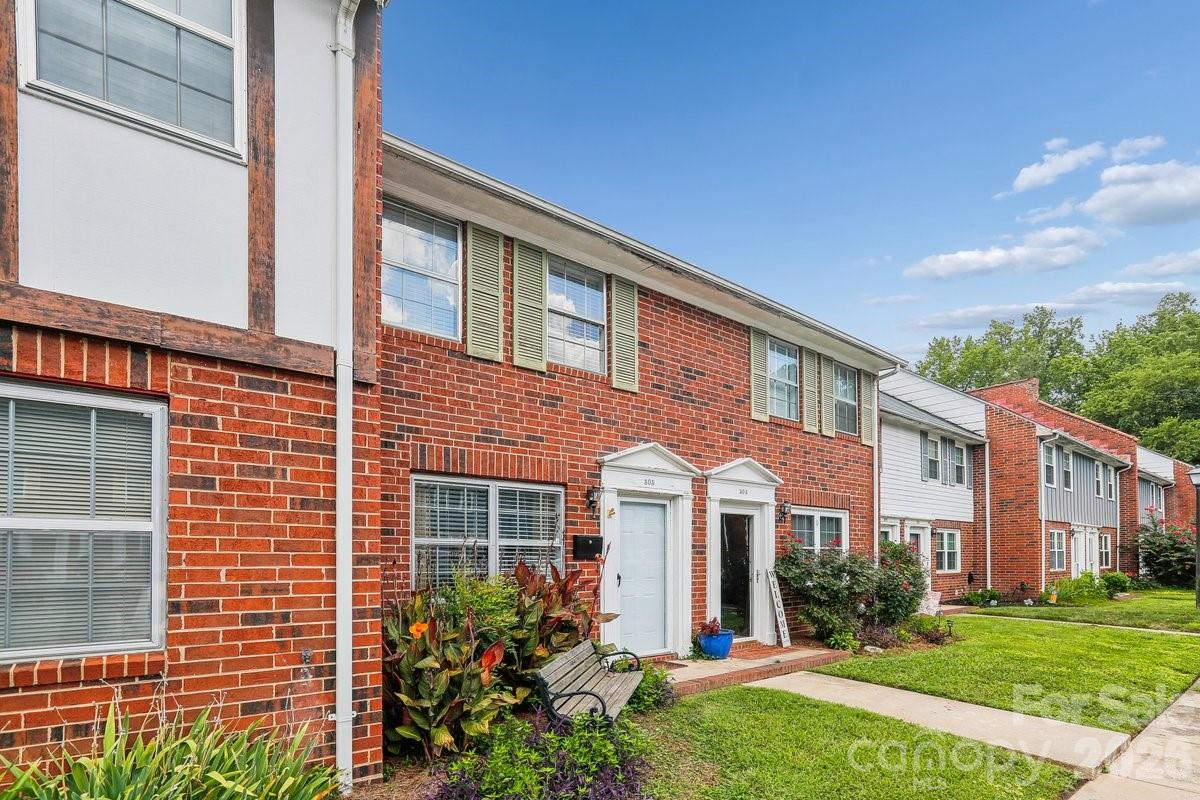 1300 Larchmont Place #303 — Salisbury