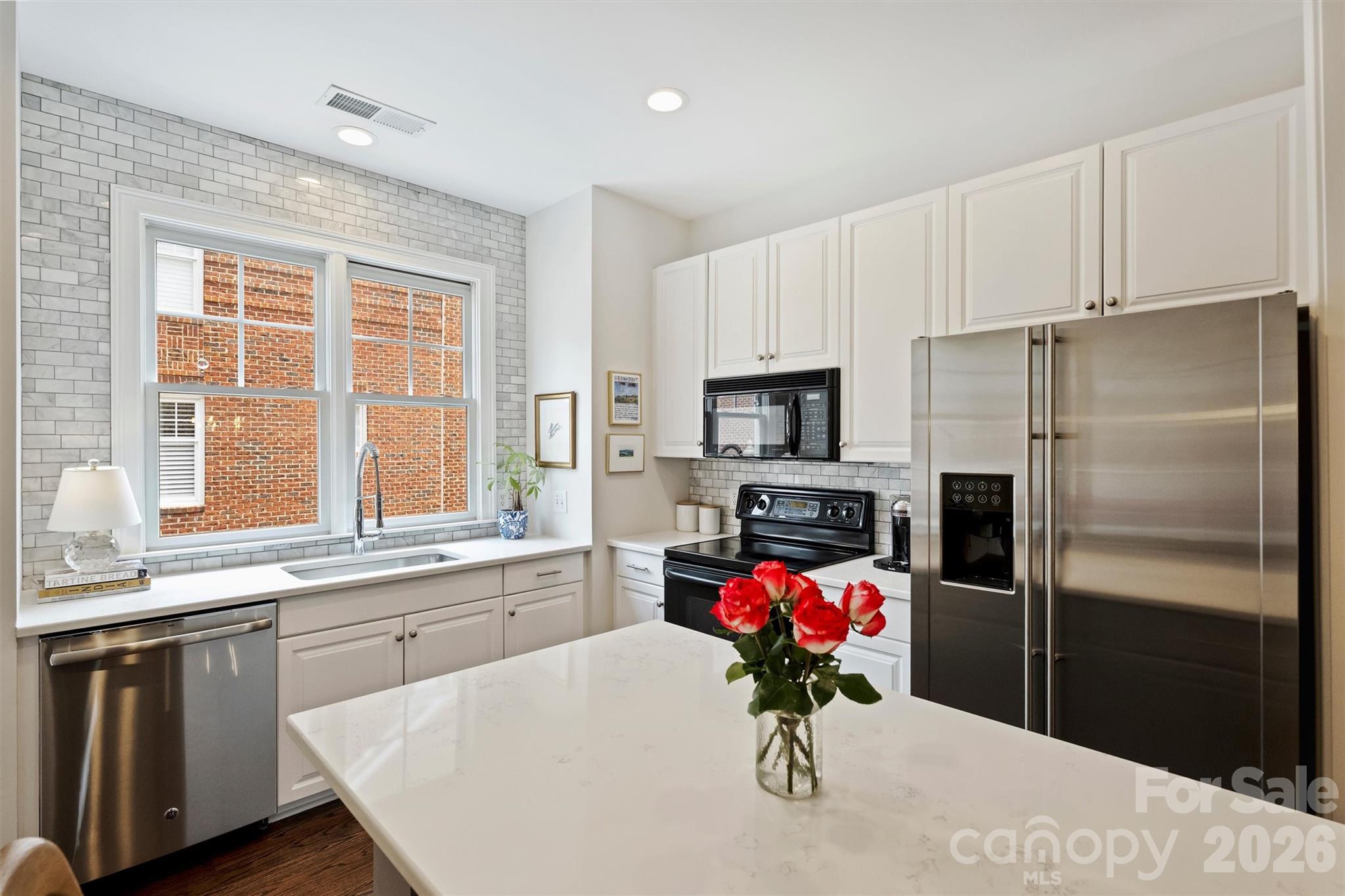 4913 S Hill View Drive — Charlotte