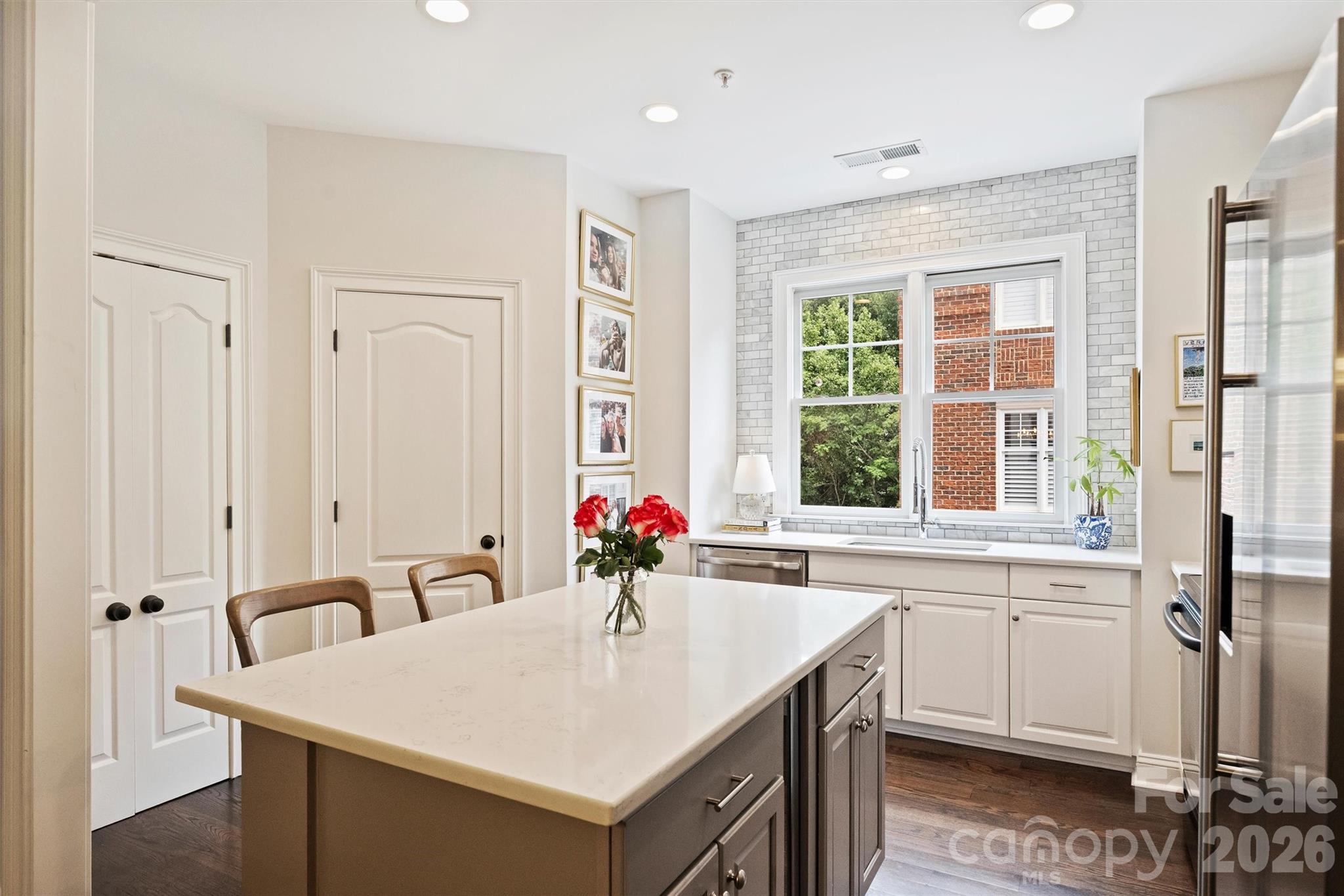 4913 S Hill View Drive — Charlotte