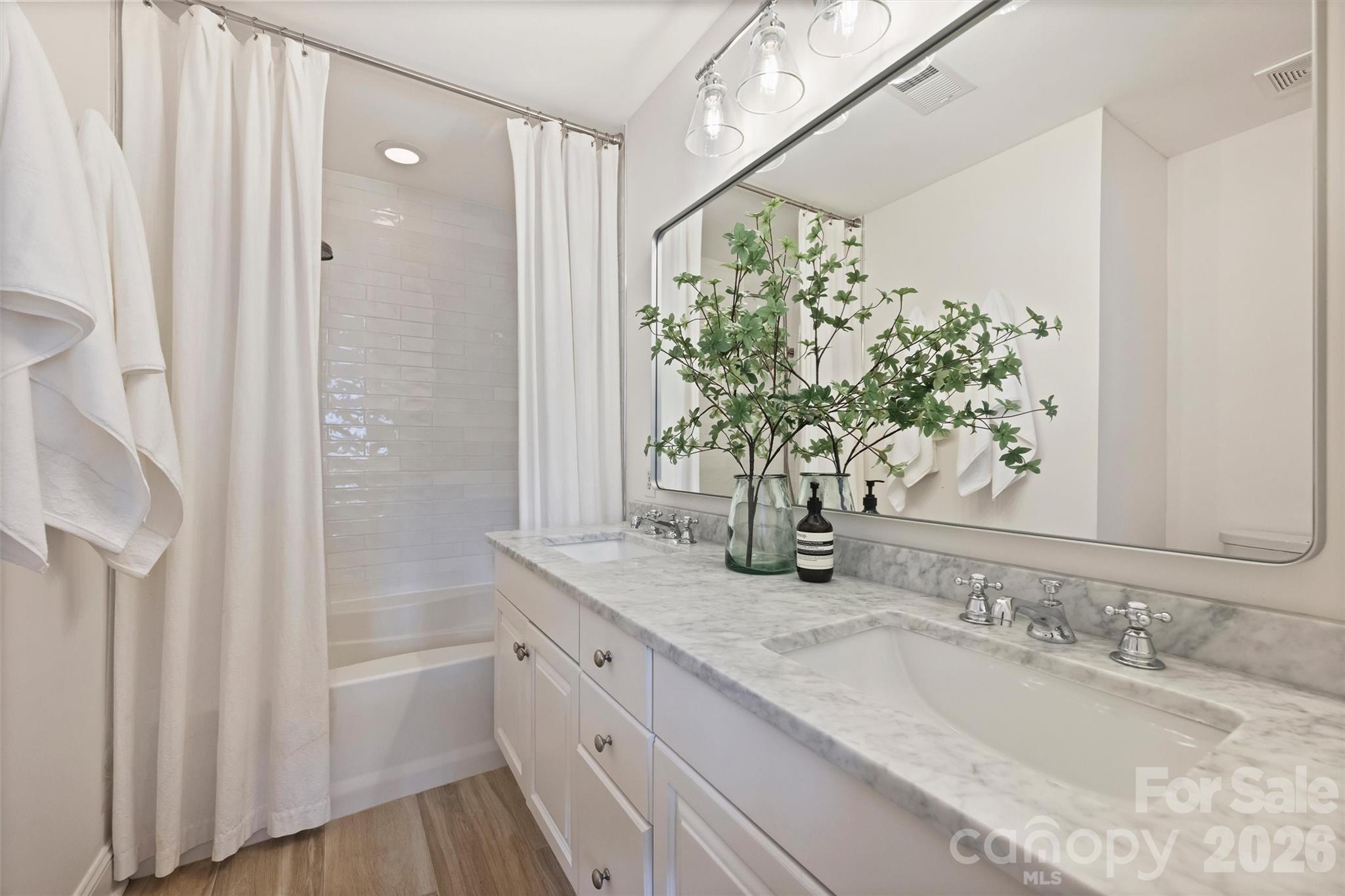 4913 S Hill View Drive — Charlotte