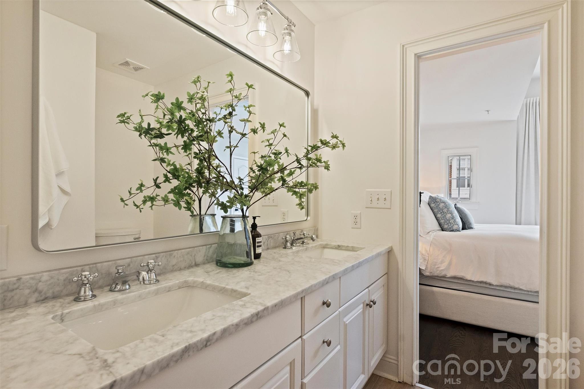 4913 S Hill View Drive — Charlotte
