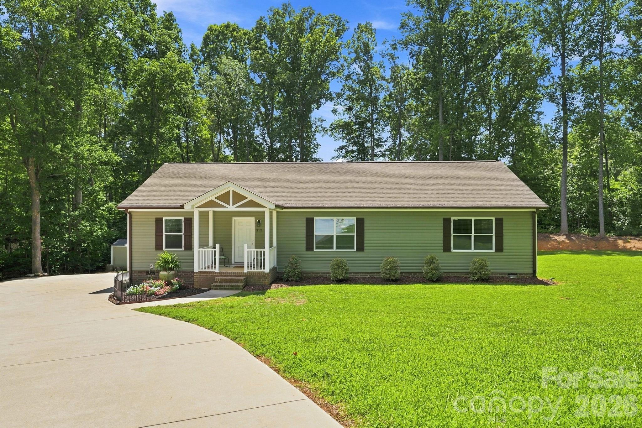 312 Sailwinds Road — Mooresville