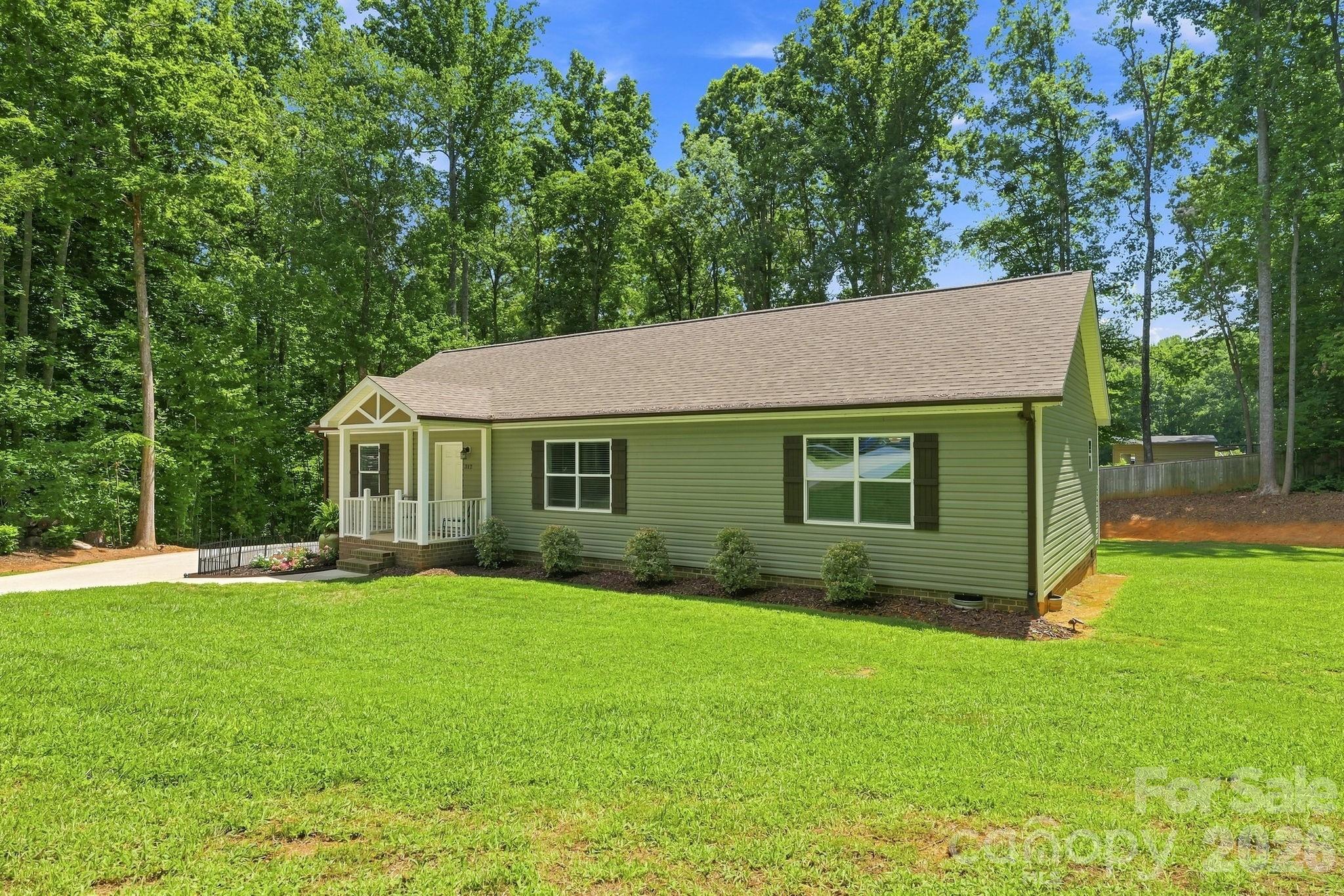 312 Sailwinds Road — Mooresville