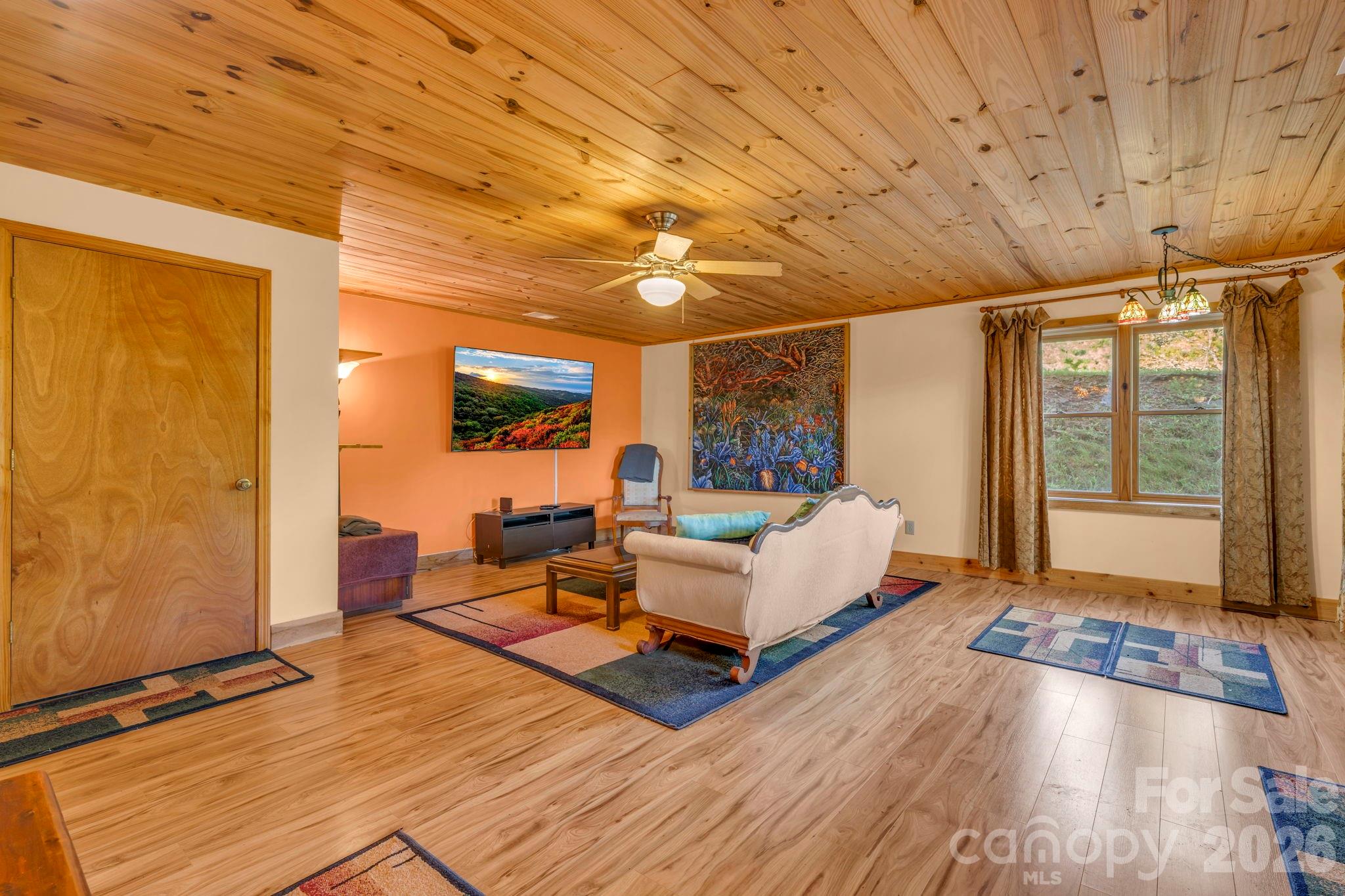 525 Schoolhouse Ridge — Boone