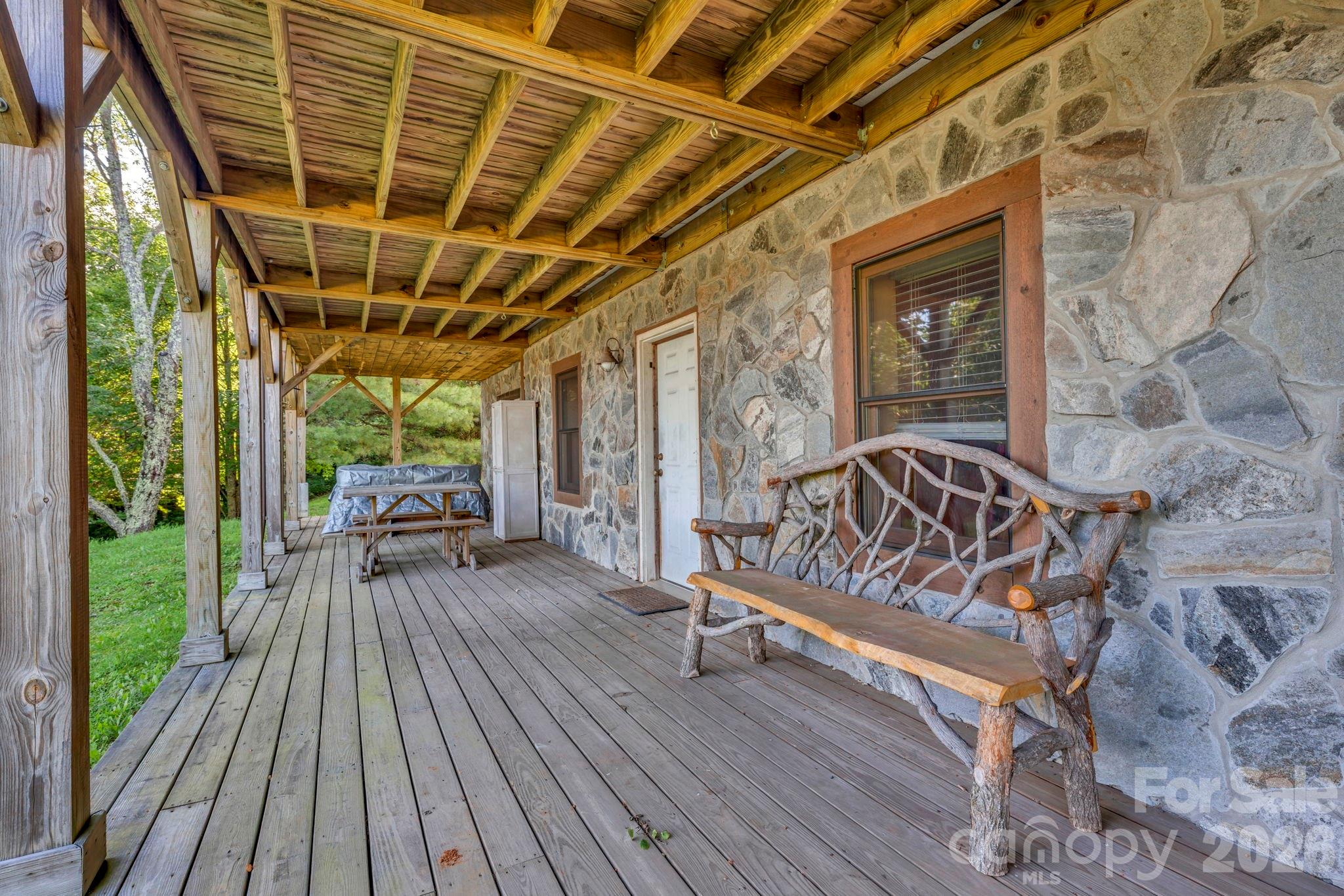 525 Schoolhouse Ridge — Boone