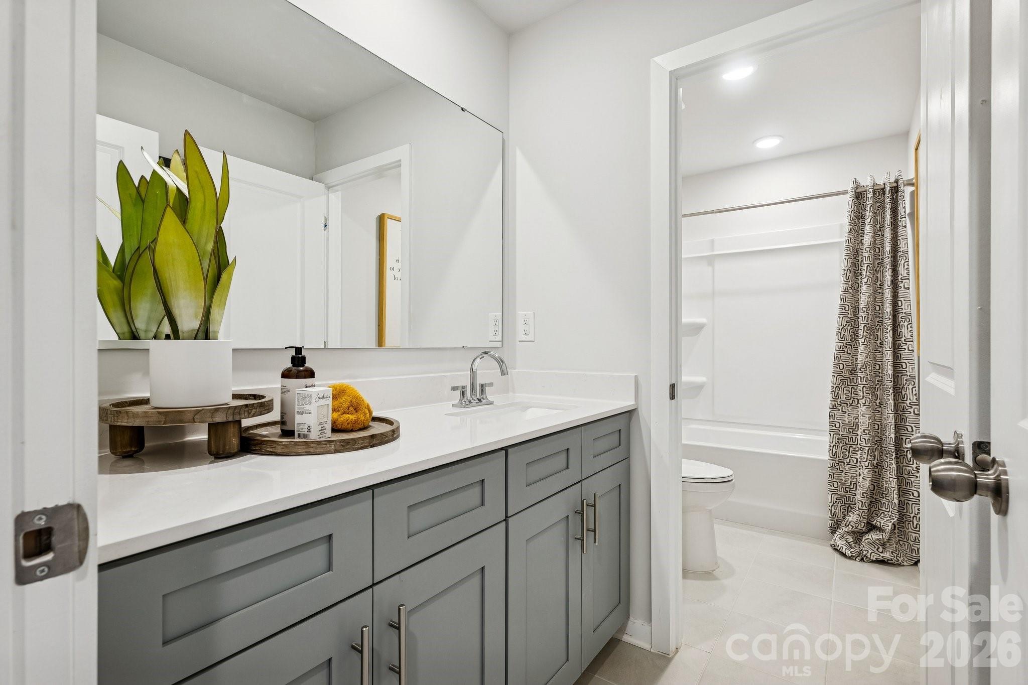 8063 Midas Lane — Locust