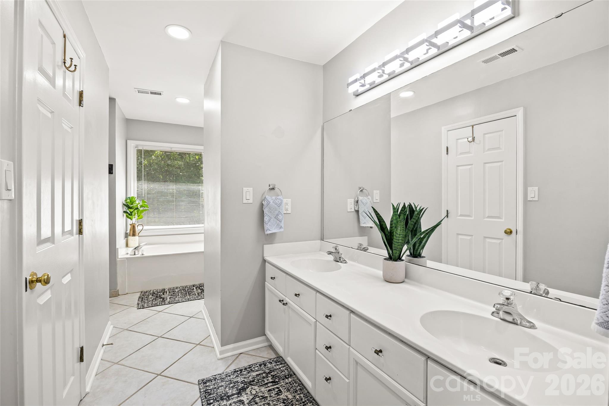 5933 Fitzwilliams Lane — Charlotte