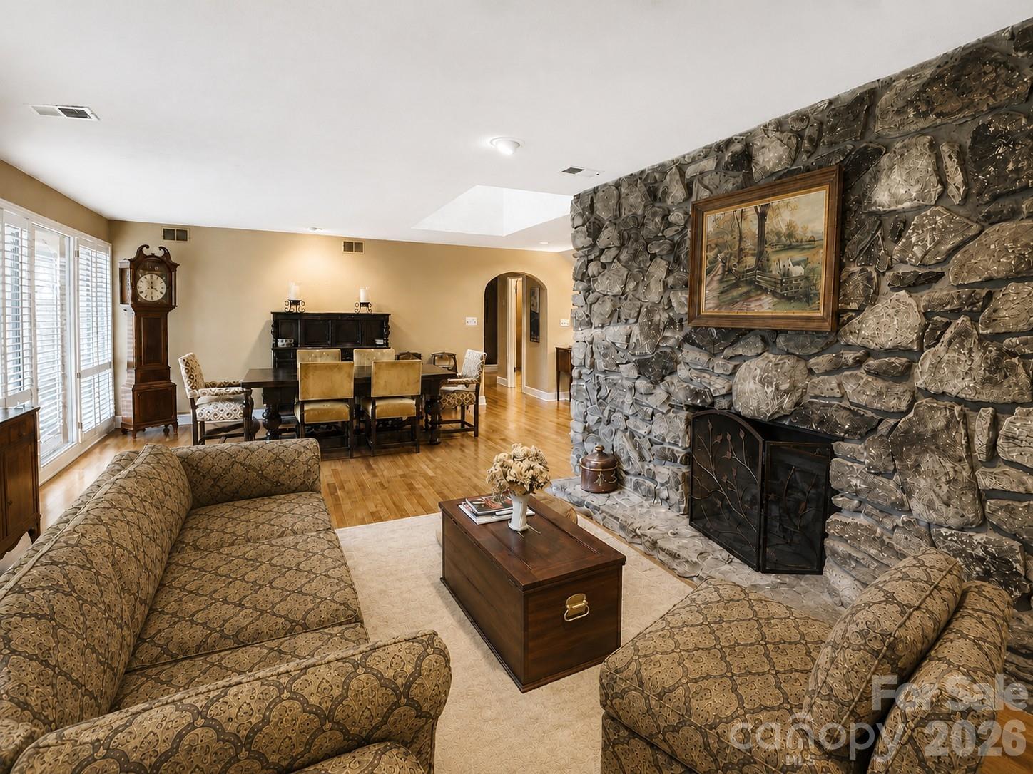 4821 Elmhurst Drive NE — Hickory