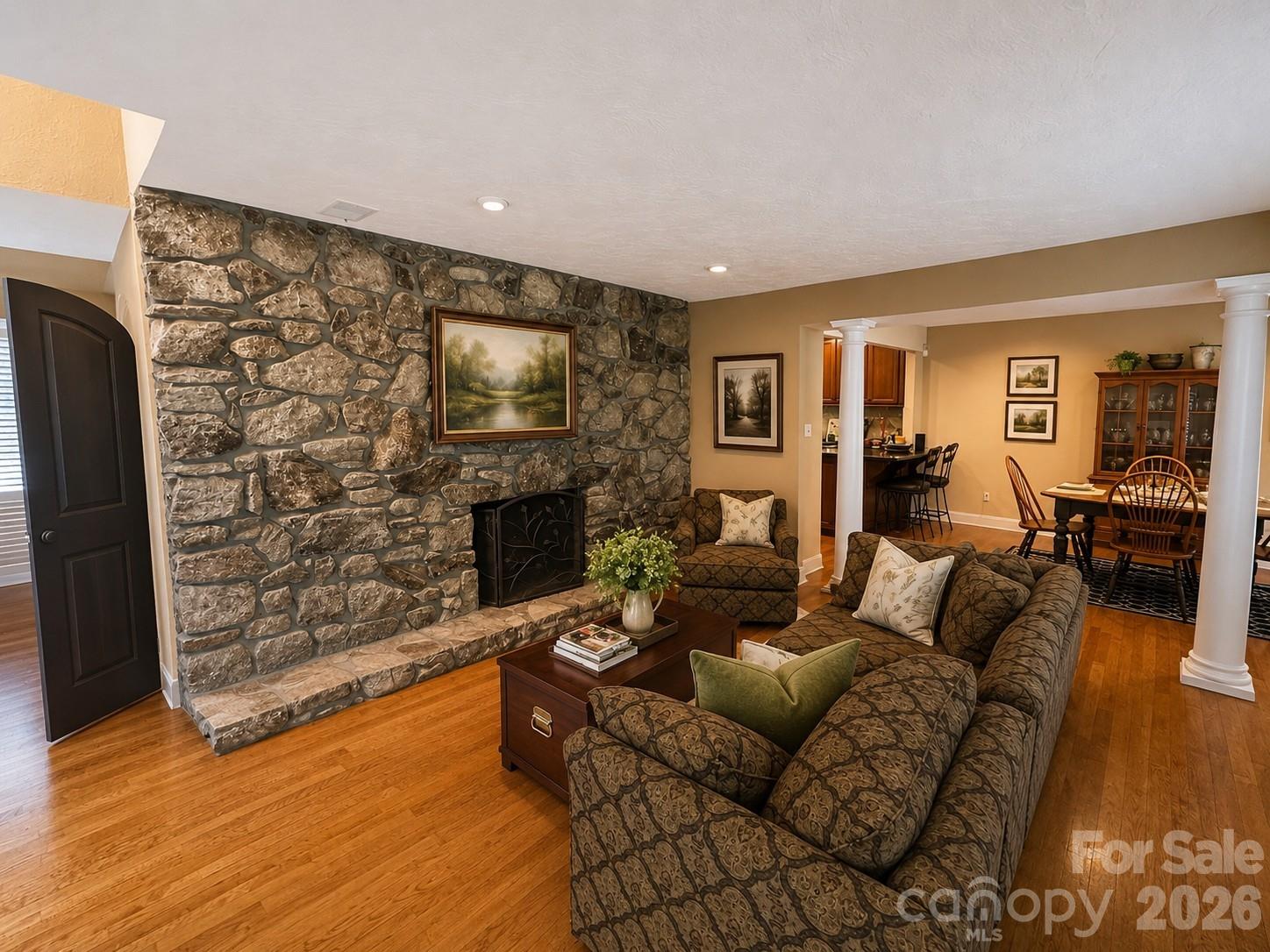 4821 Elmhurst Drive NE — Hickory