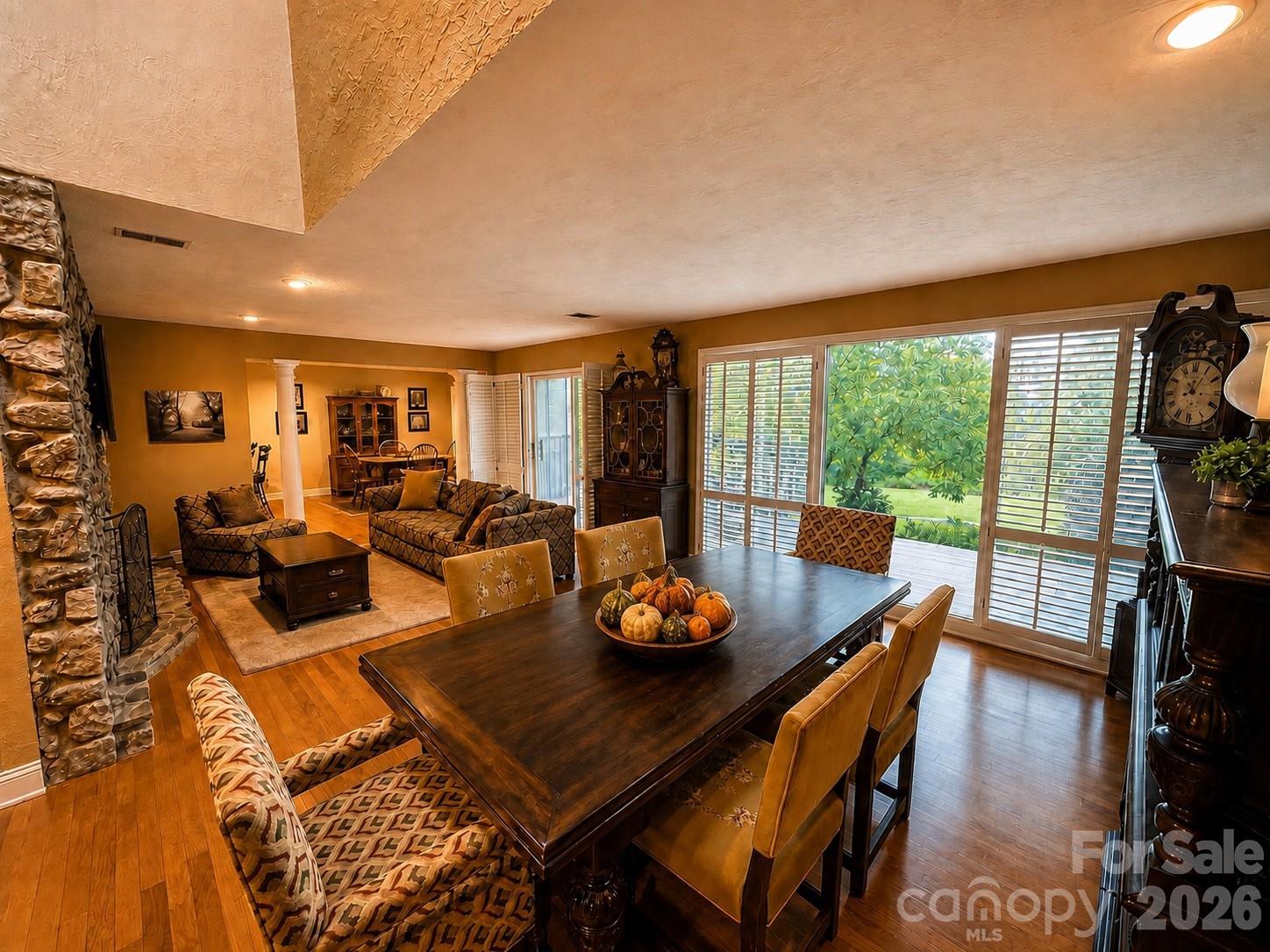 4821 Elmhurst Drive NE — Hickory