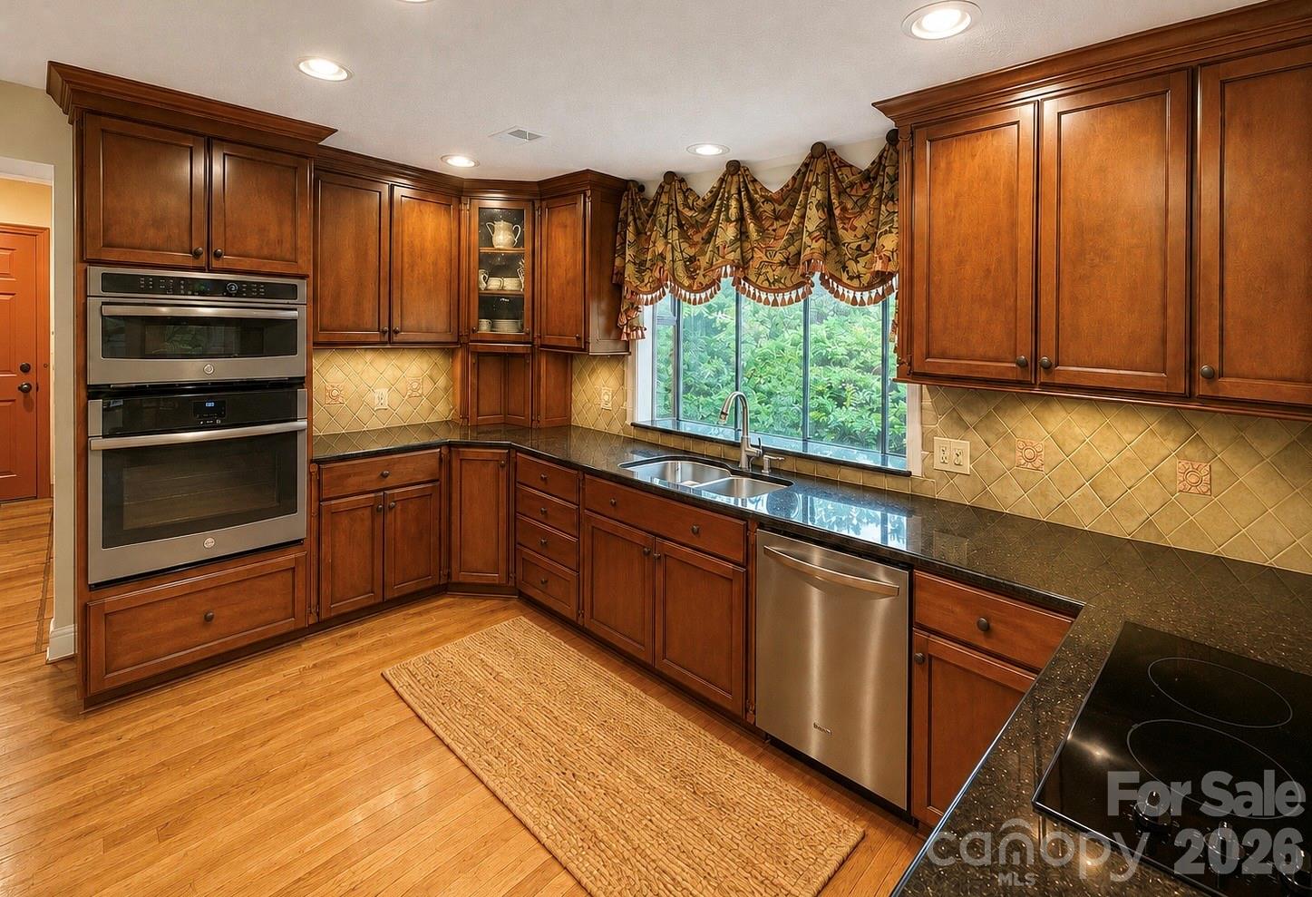 4821 Elmhurst Drive NE — Hickory