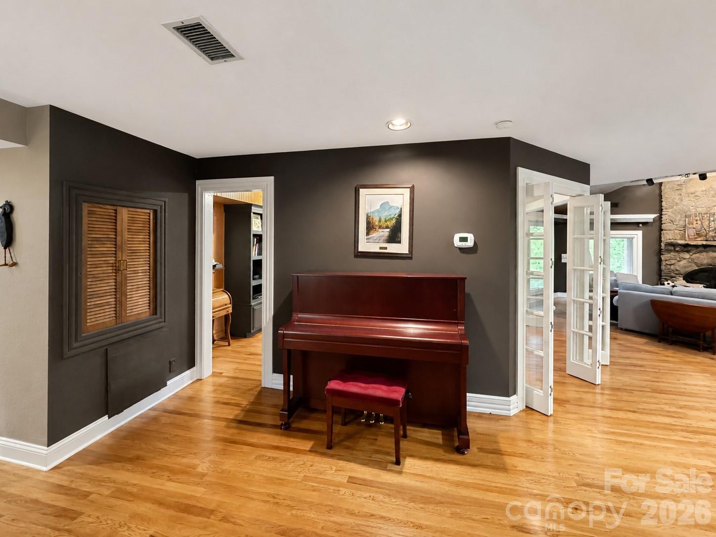 4821 Elmhurst Drive NE — Hickory