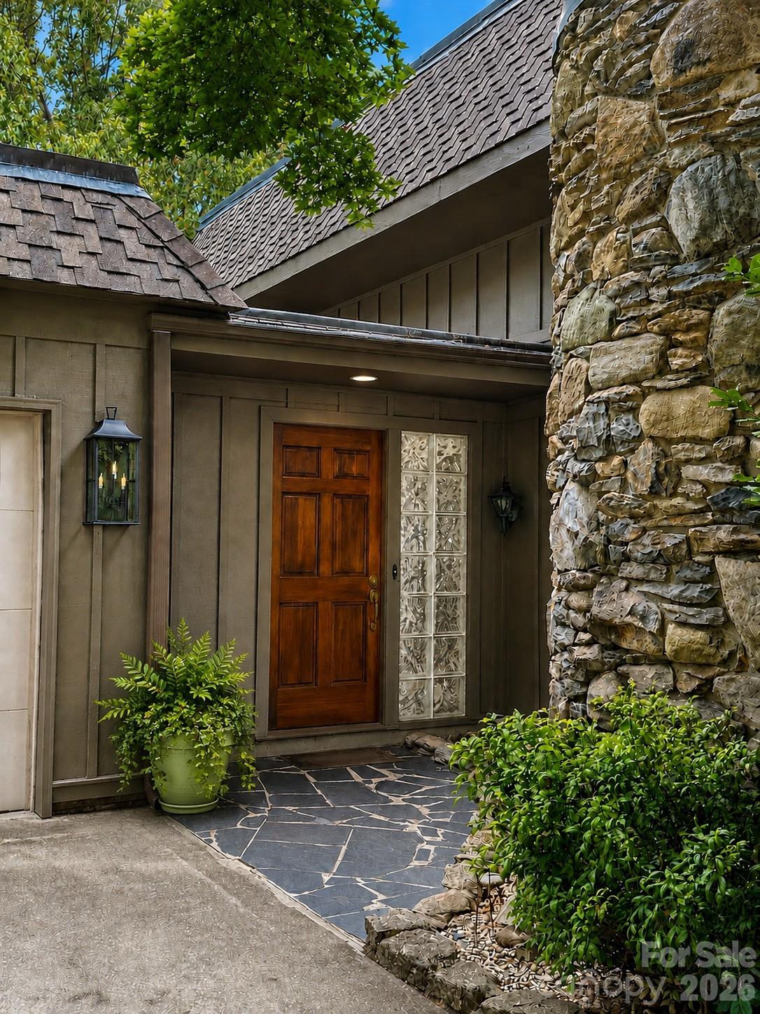 4821 Elmhurst Drive NE — Hickory