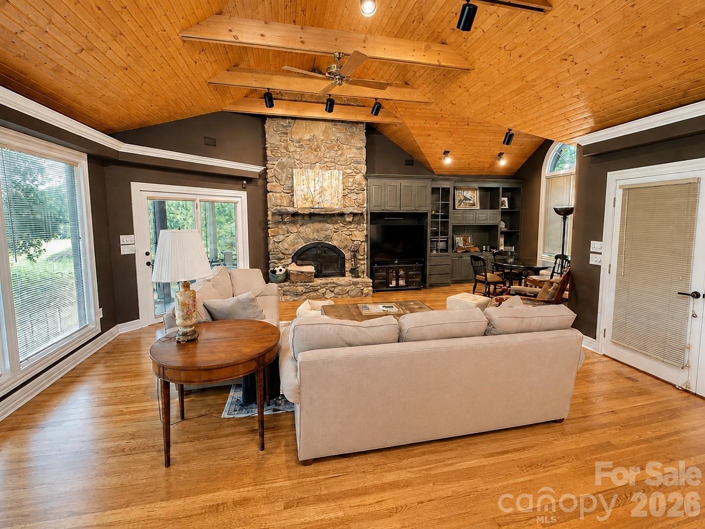 4821 Elmhurst Drive NE — Hickory
