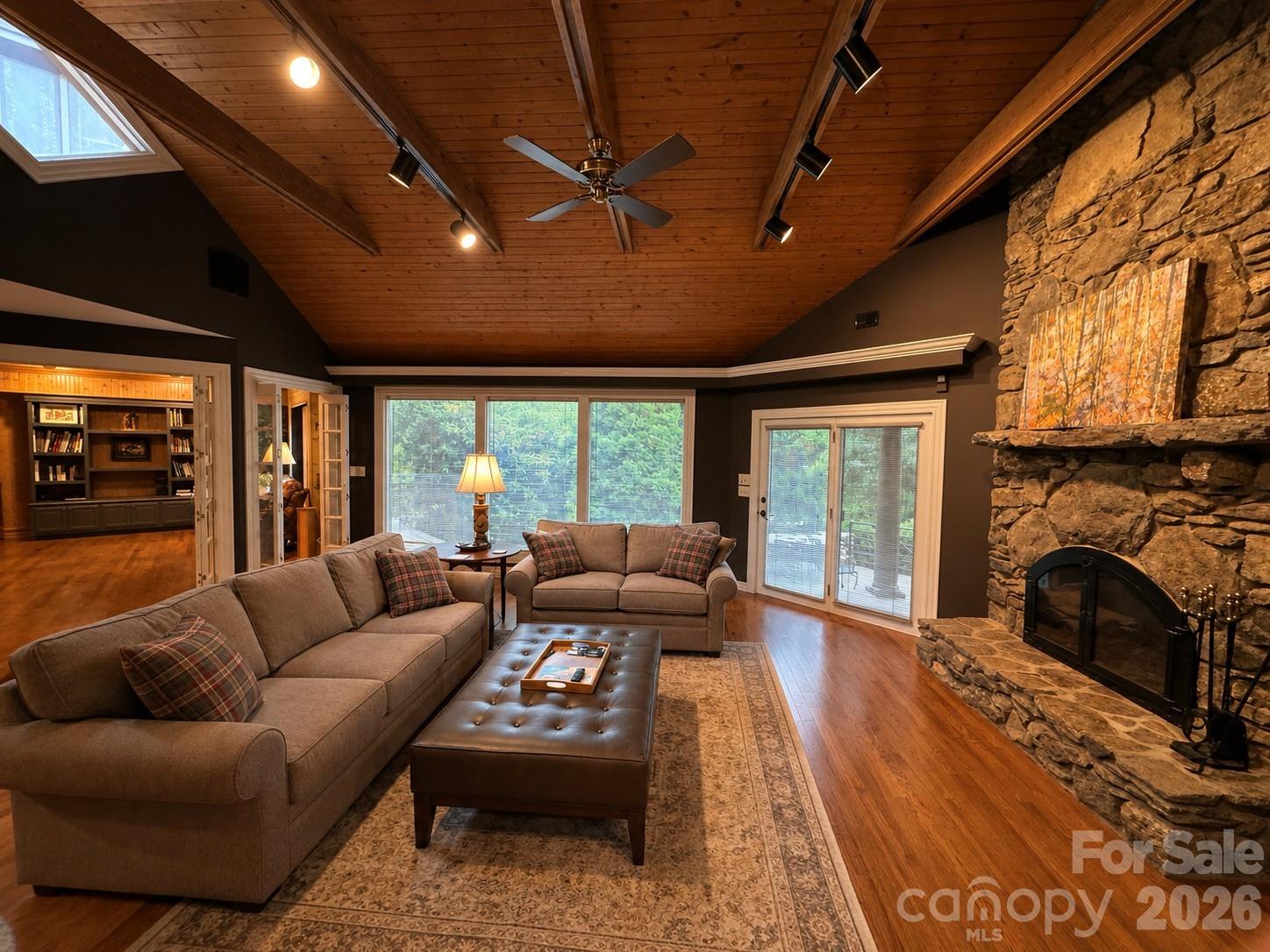 4821 Elmhurst Drive NE — Hickory
