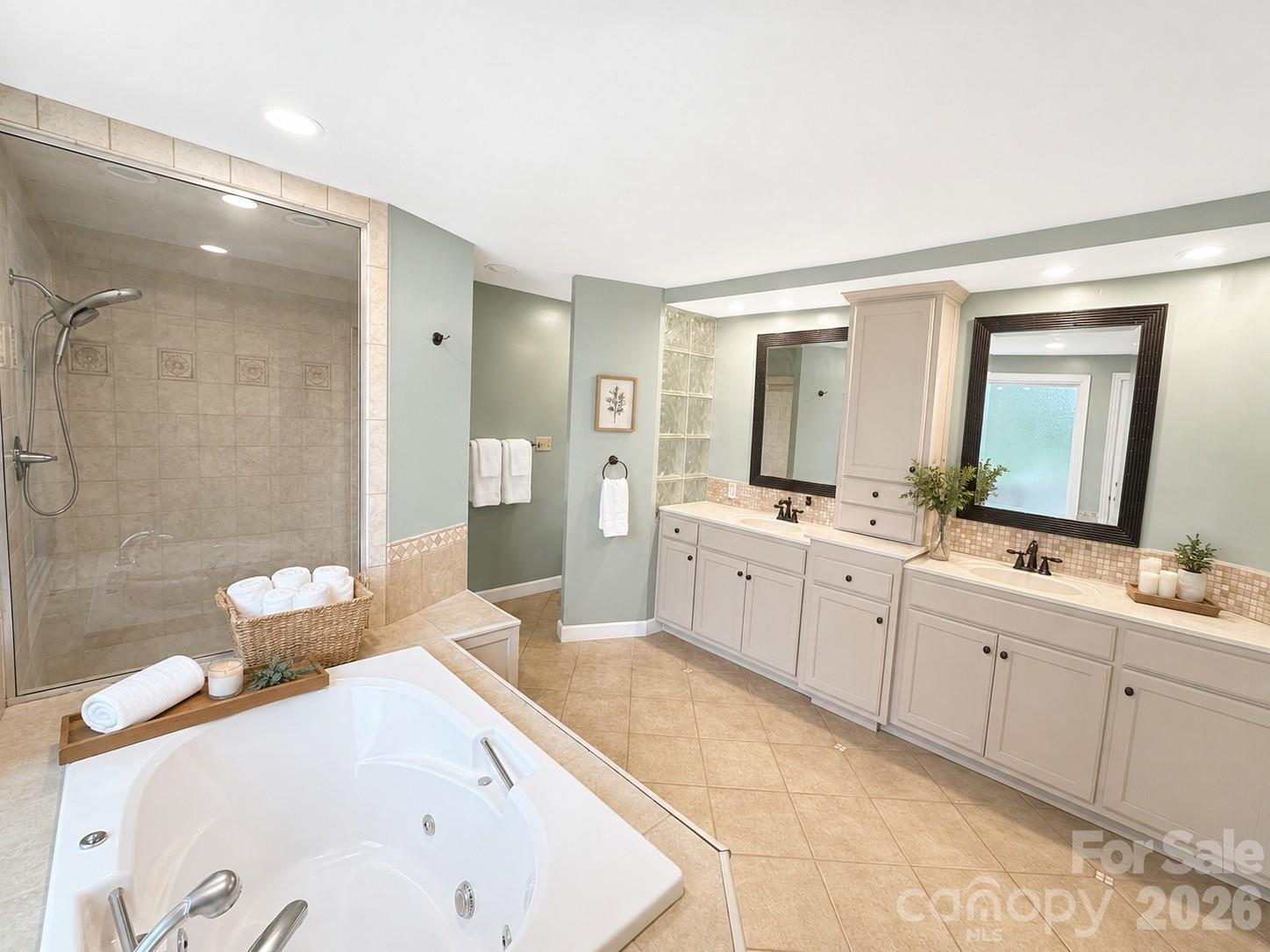 4821 Elmhurst Drive NE — Hickory