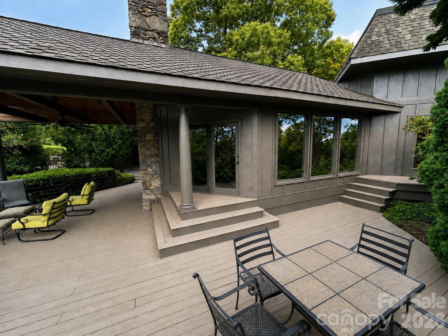 4821 Elmhurst Drive NE — Hickory