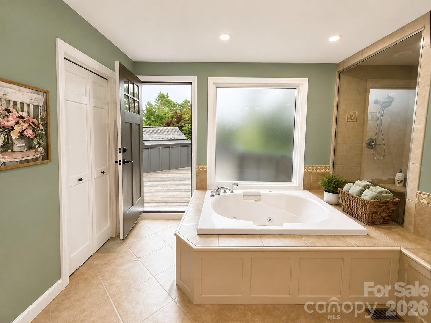 4821 Elmhurst Drive NE — Hickory