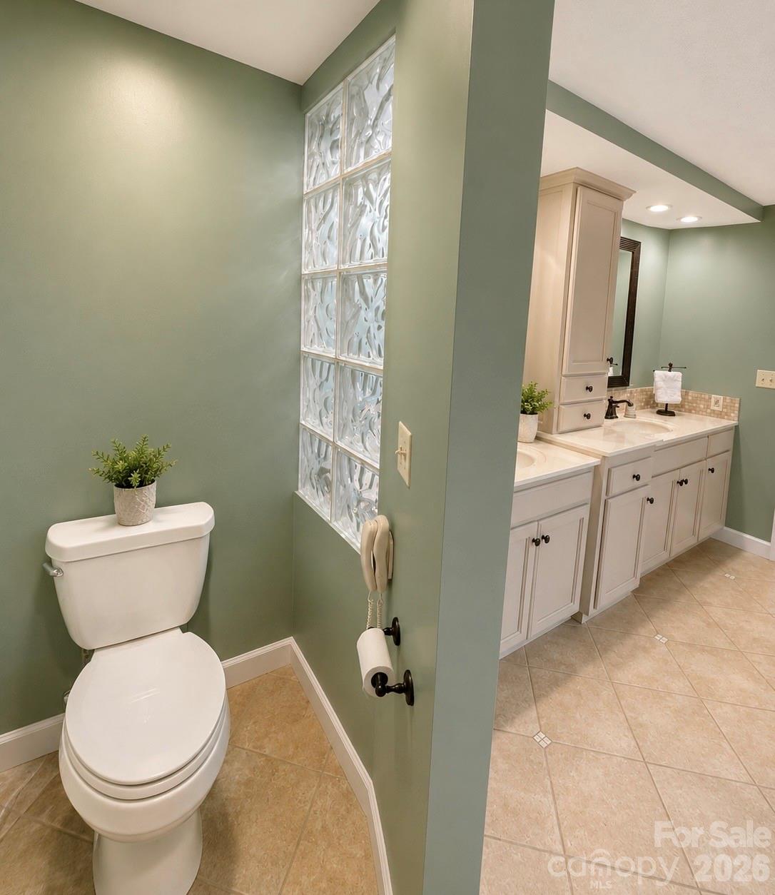 4821 Elmhurst Drive NE — Hickory